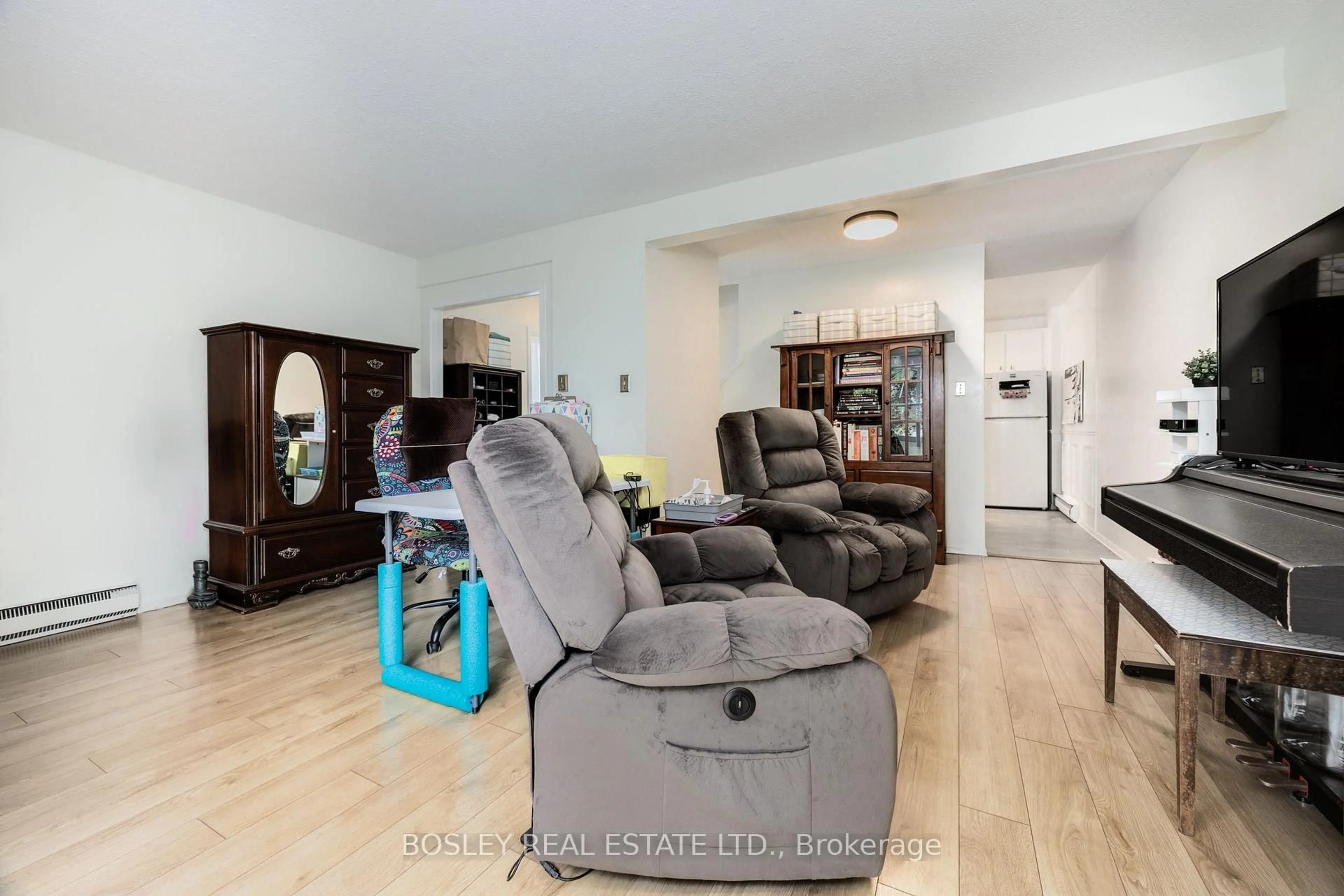 Living room with furniture, unknown for 16 Grand River Crt, Brampton Ontario L6S 2J8