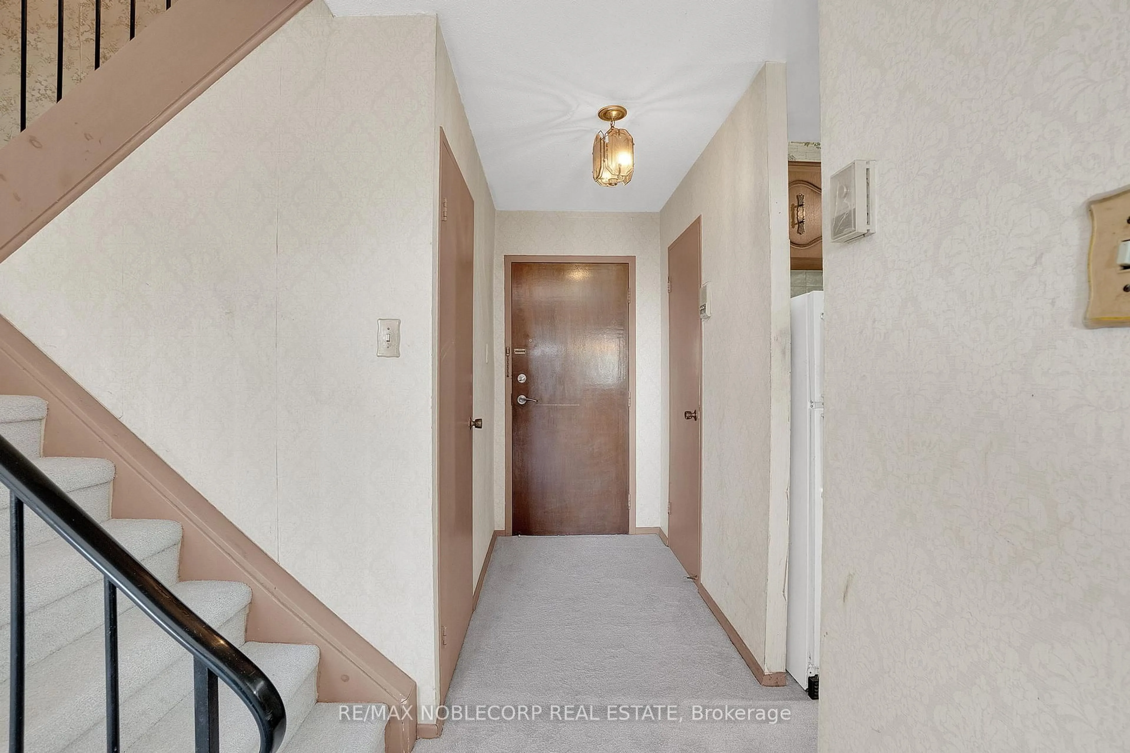 Indoor foyer for 1050 Falgarwood Dr #124, Oakville Ontario L6H 2P3