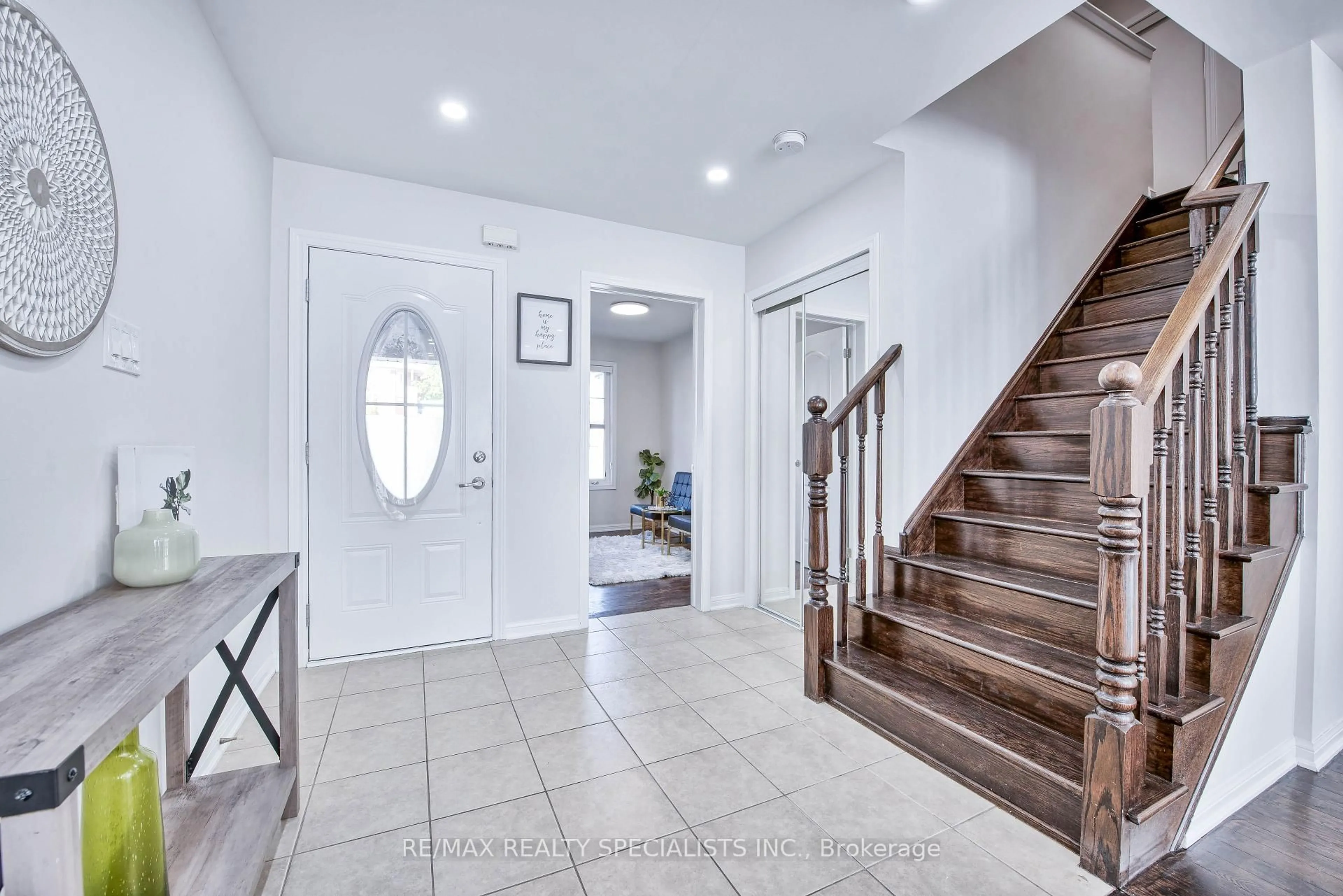Indoor entryway for 282 Cedric Terr, Milton Ontario L9T 8N5