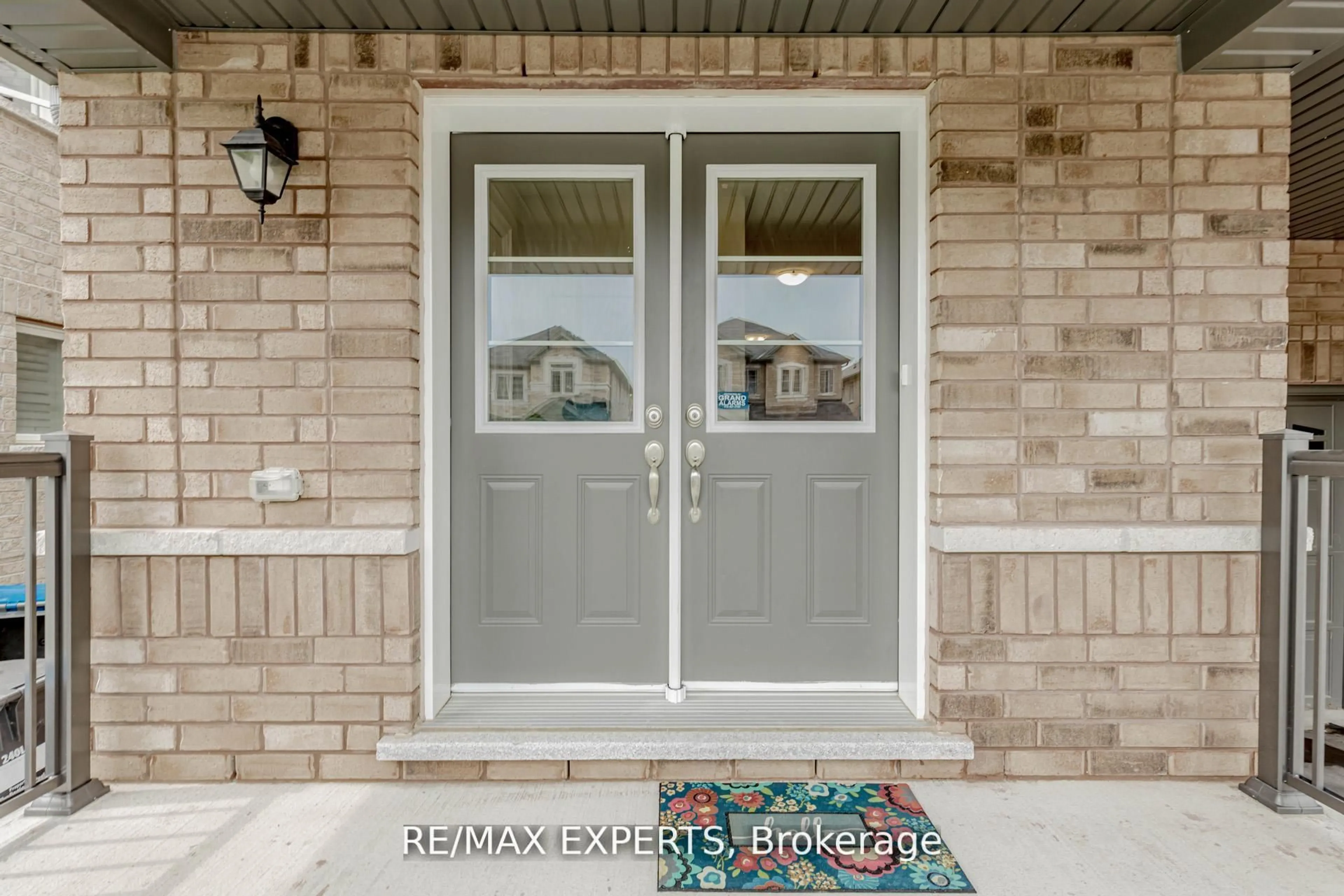 Indoor entryway for 92 Deer Ridge Tr, Caledon Ontario L7C 4H4