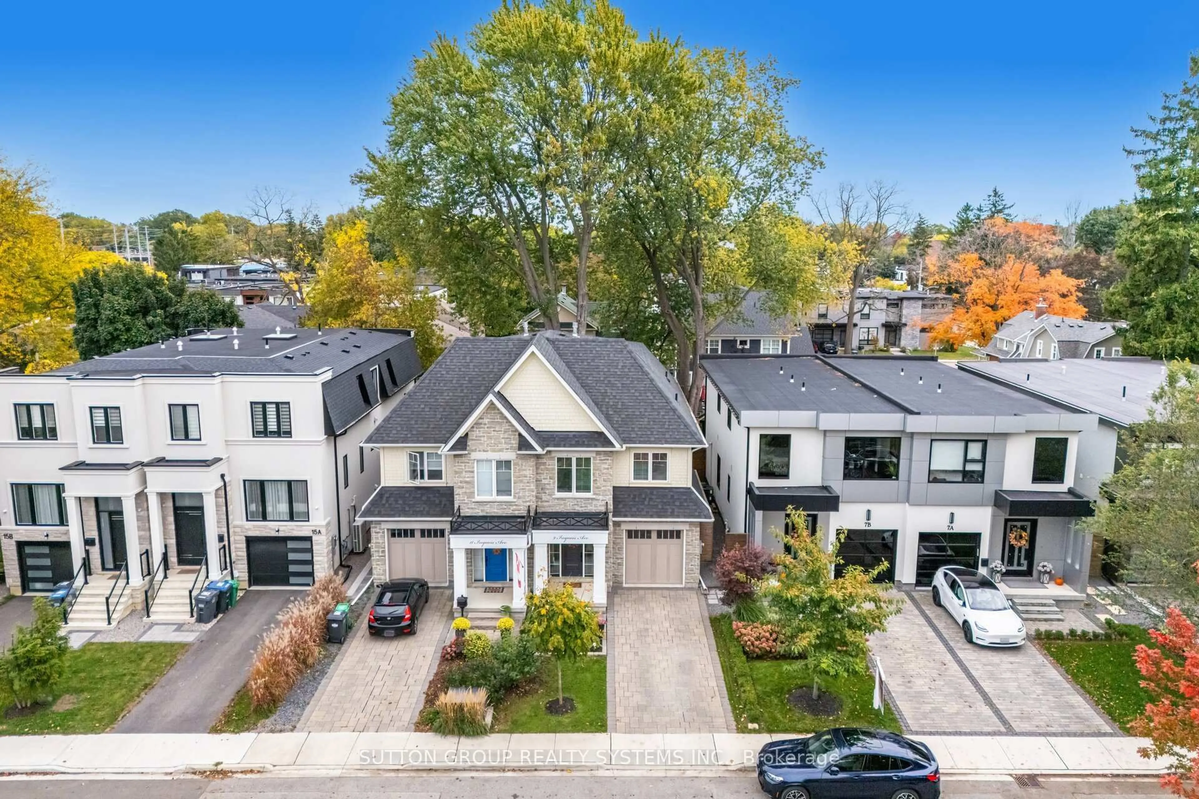 A pic from outside/outdoor area/front of a property/back of a property/a pic from drone, street for 9 Iroquois Ave, Mississauga Ontario L5G 1M7