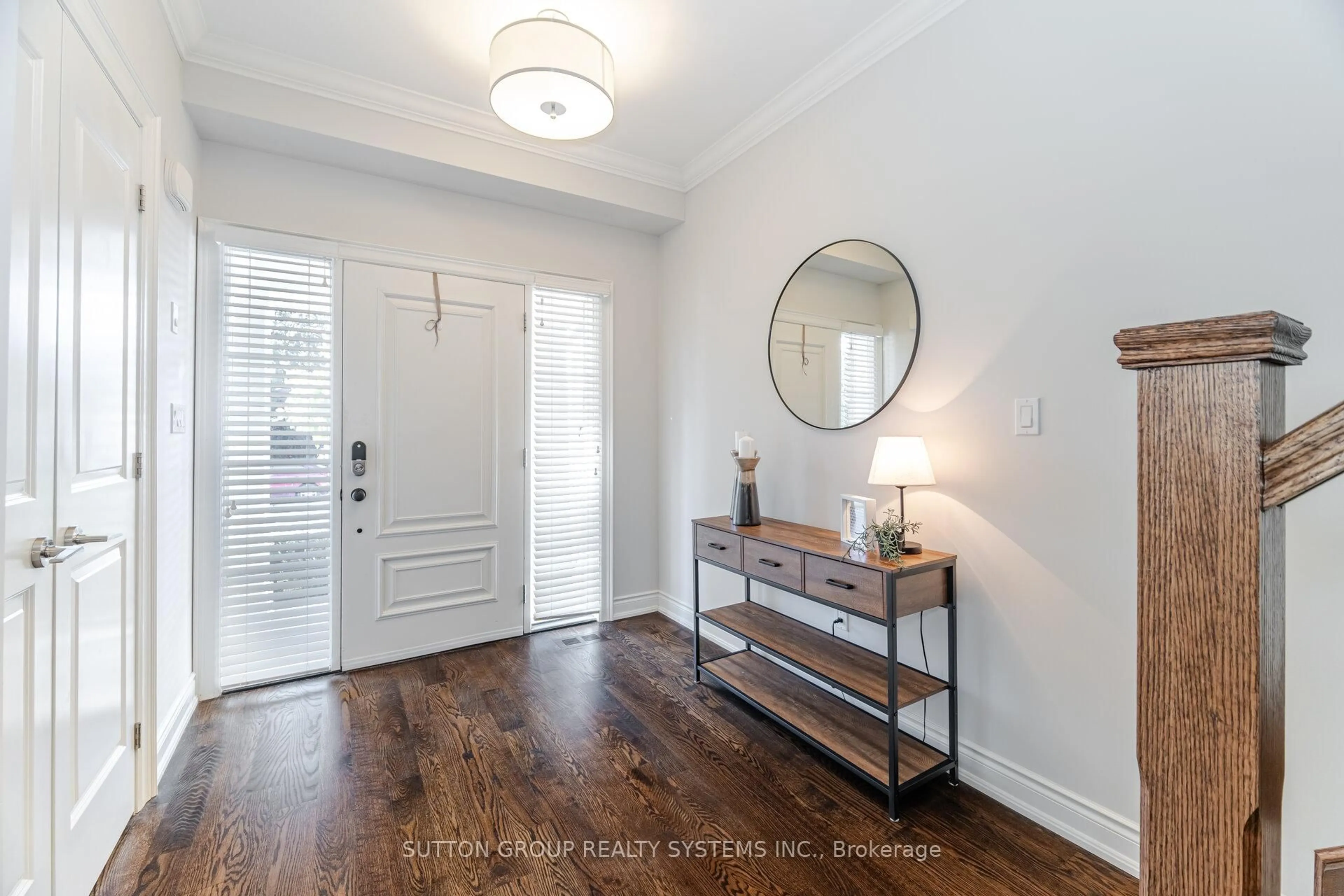 Indoor entryway for 9 Iroquois Ave, Mississauga Ontario L5G 1M7