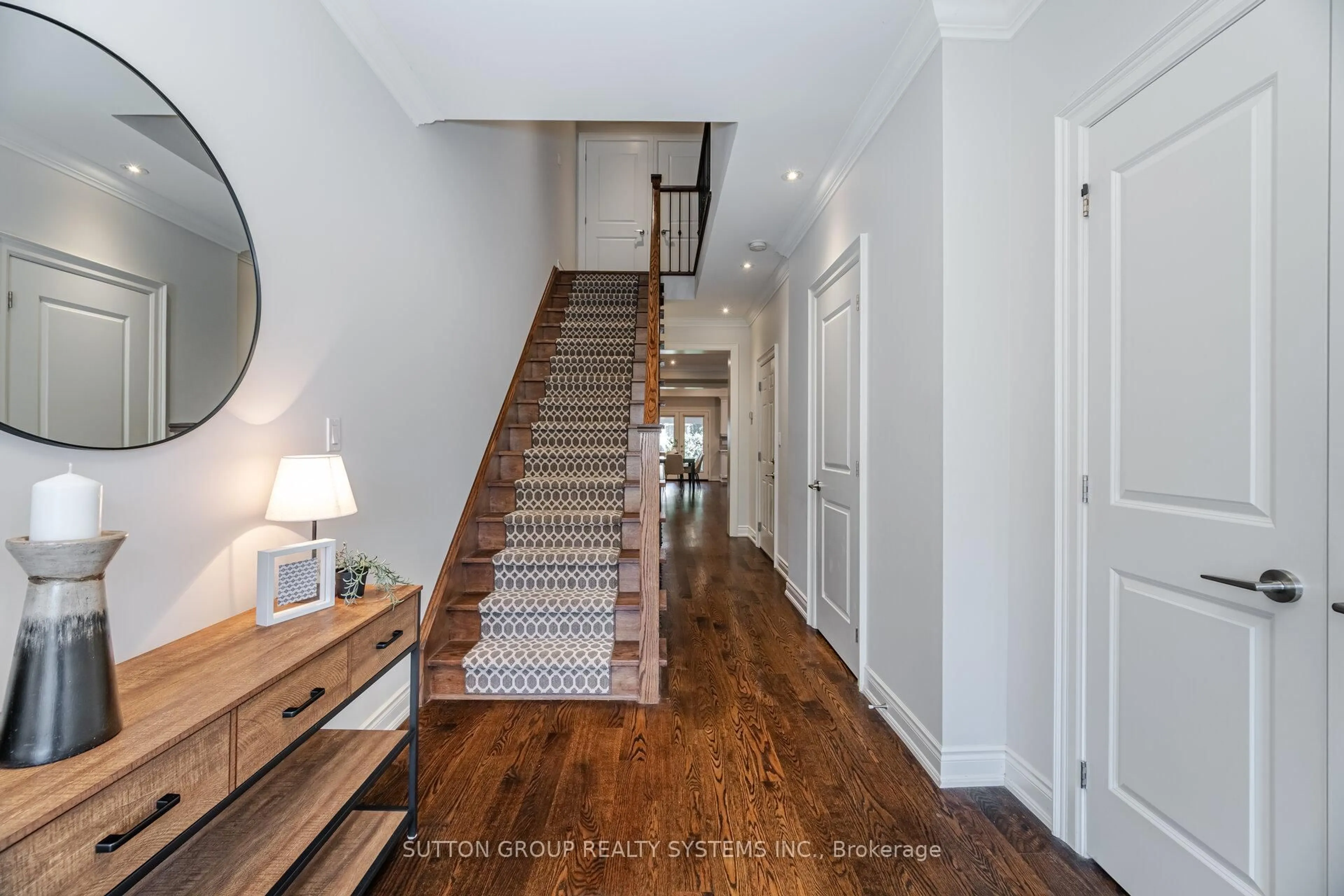 Indoor entryway for 9 Iroquois Ave, Mississauga Ontario L5G 1M7