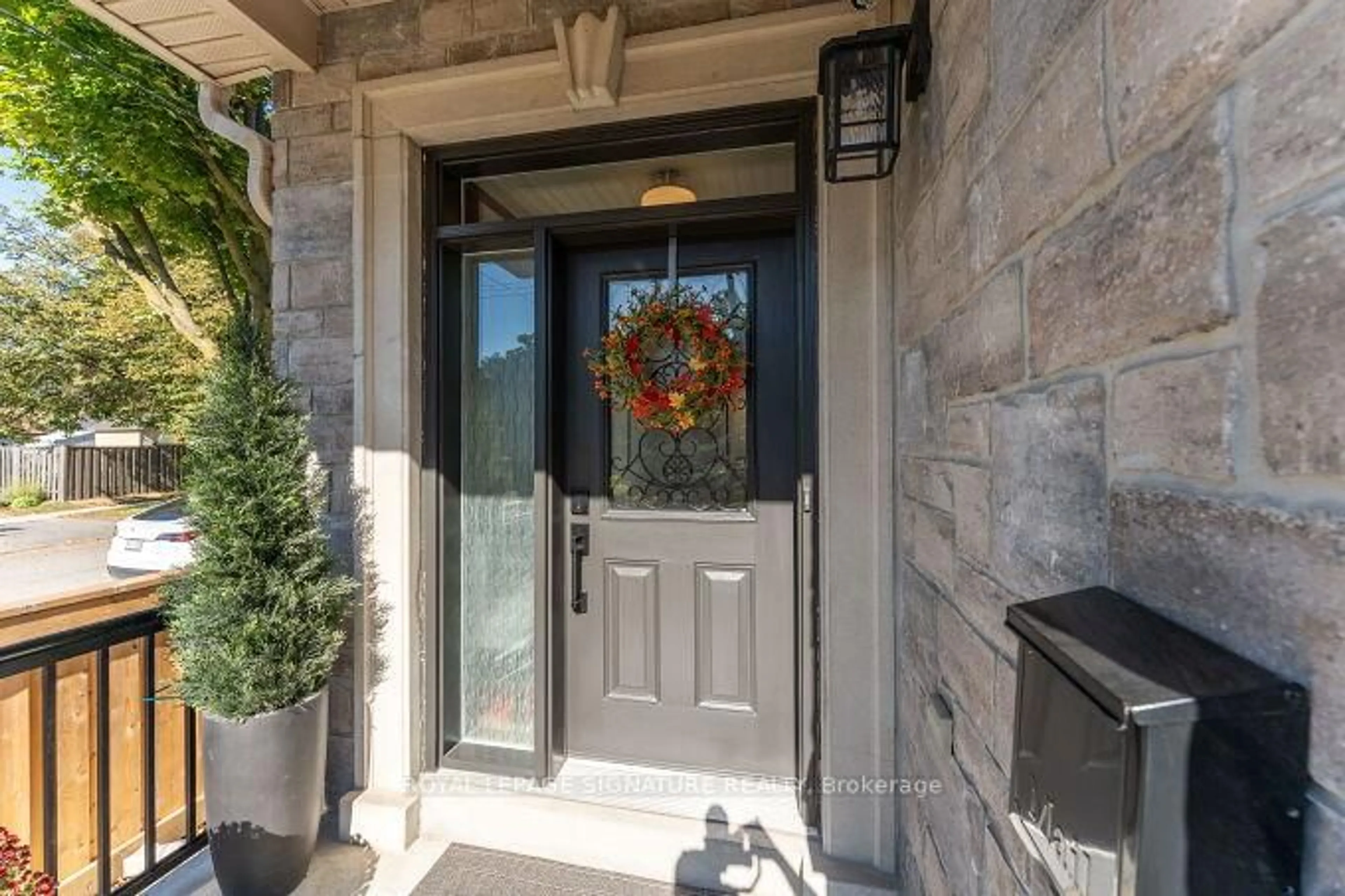 Indoor entryway for 442 Valermo Dr, Toronto Ontario M8W 2M2