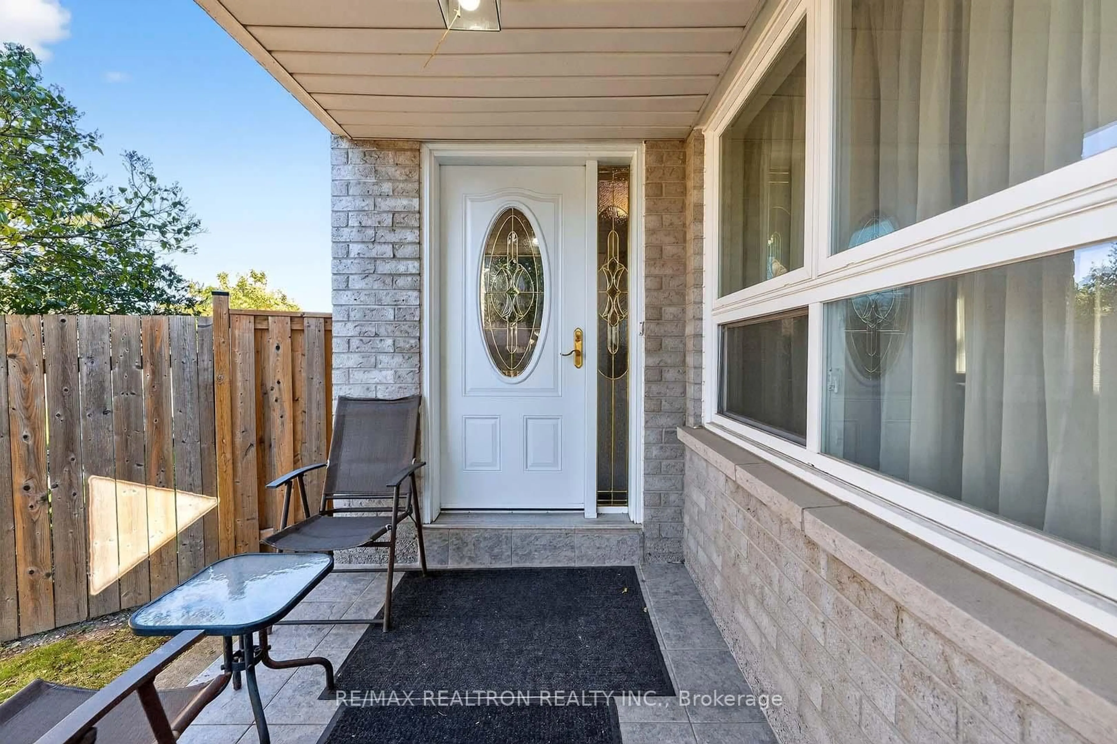 Indoor entryway for 18 Newell Pl, Brampton Ontario L6S 4W4