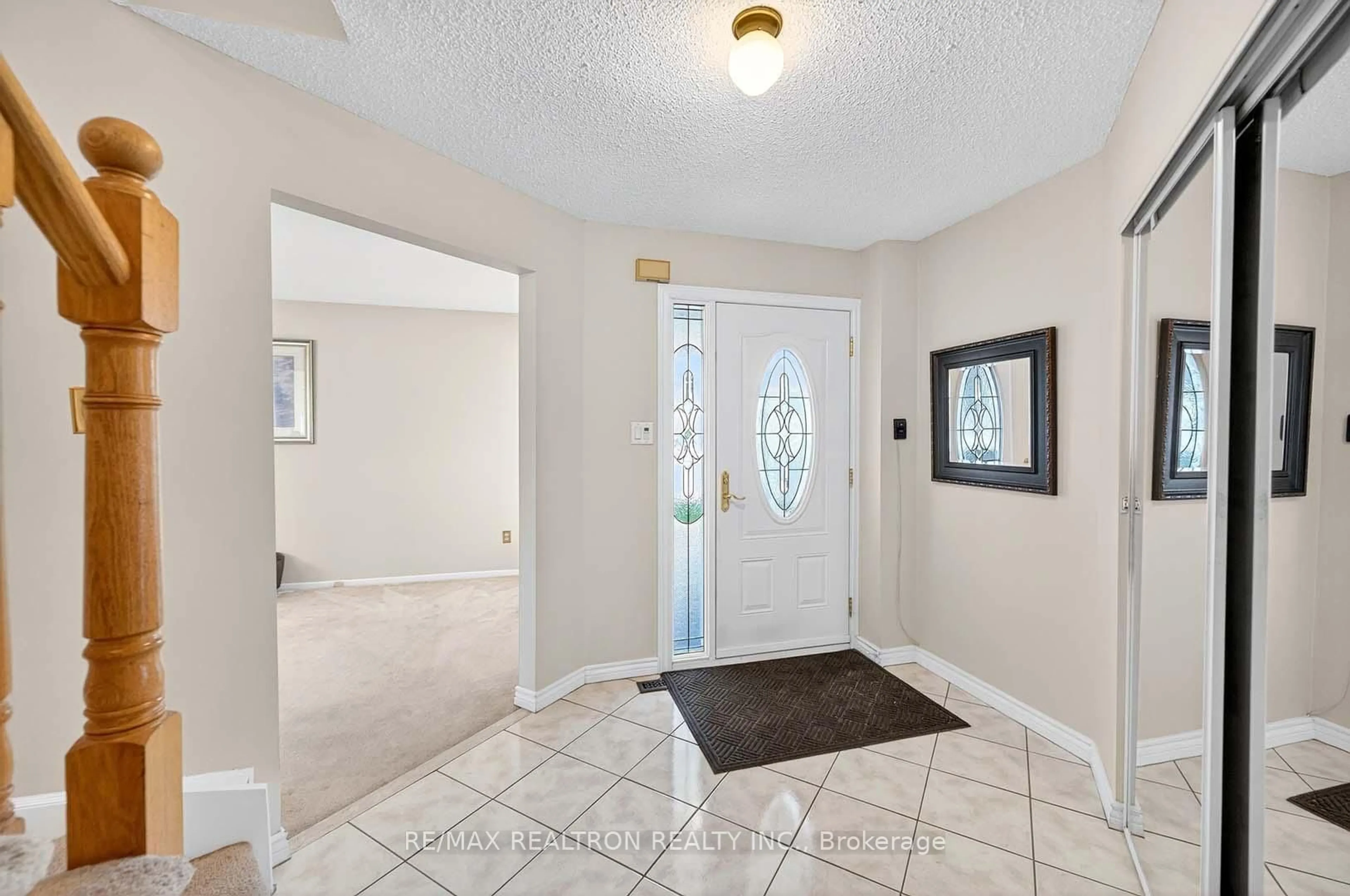 Indoor entryway for 18 Newell Pl, Brampton Ontario L6S 4W4