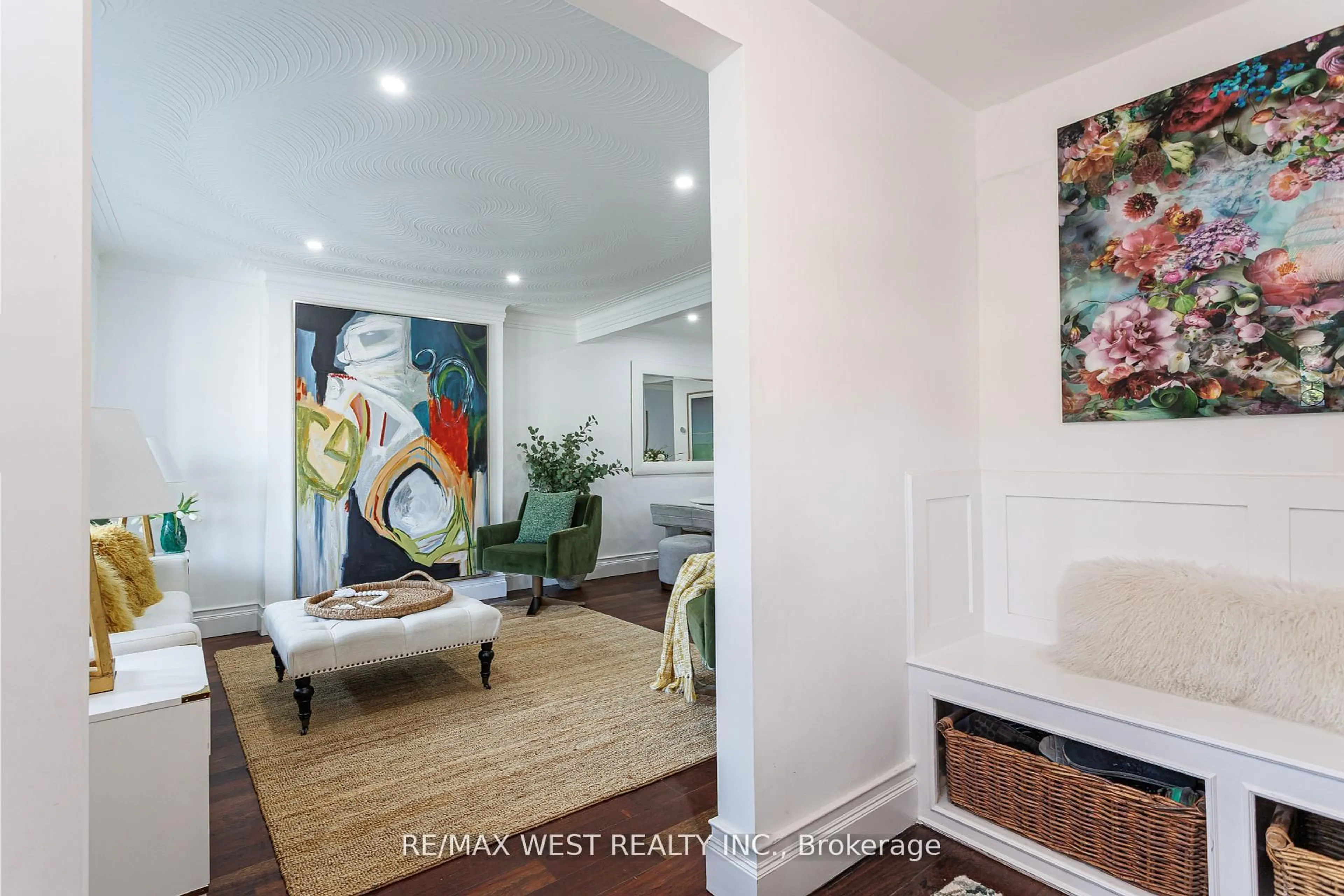 Indoor entryway for 12 Brentwood Rd, Toronto Ontario M8Z 3N2