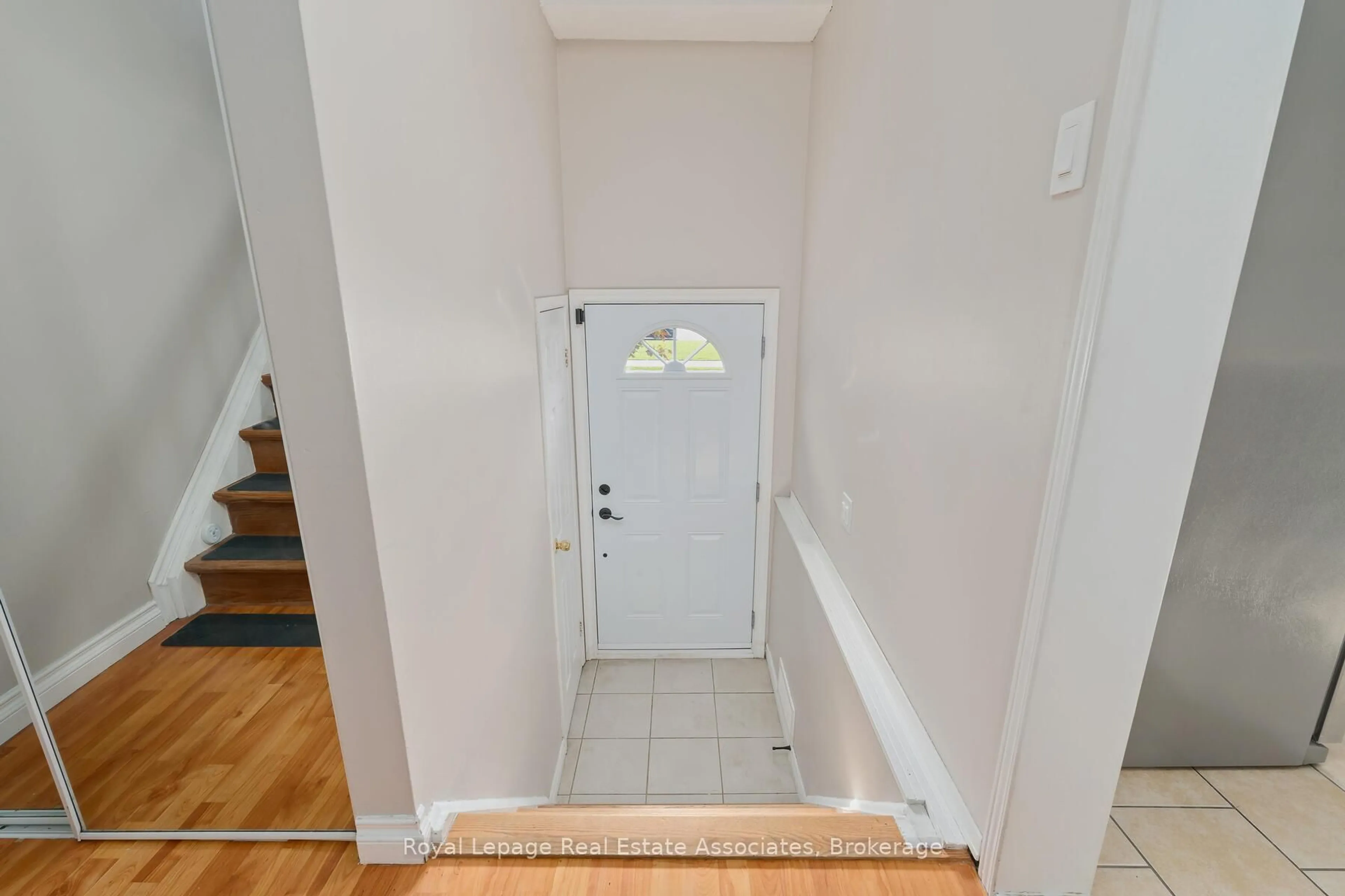 Indoor entryway for 2 Moregate Cres, Brampton Ontario L6S 3K9