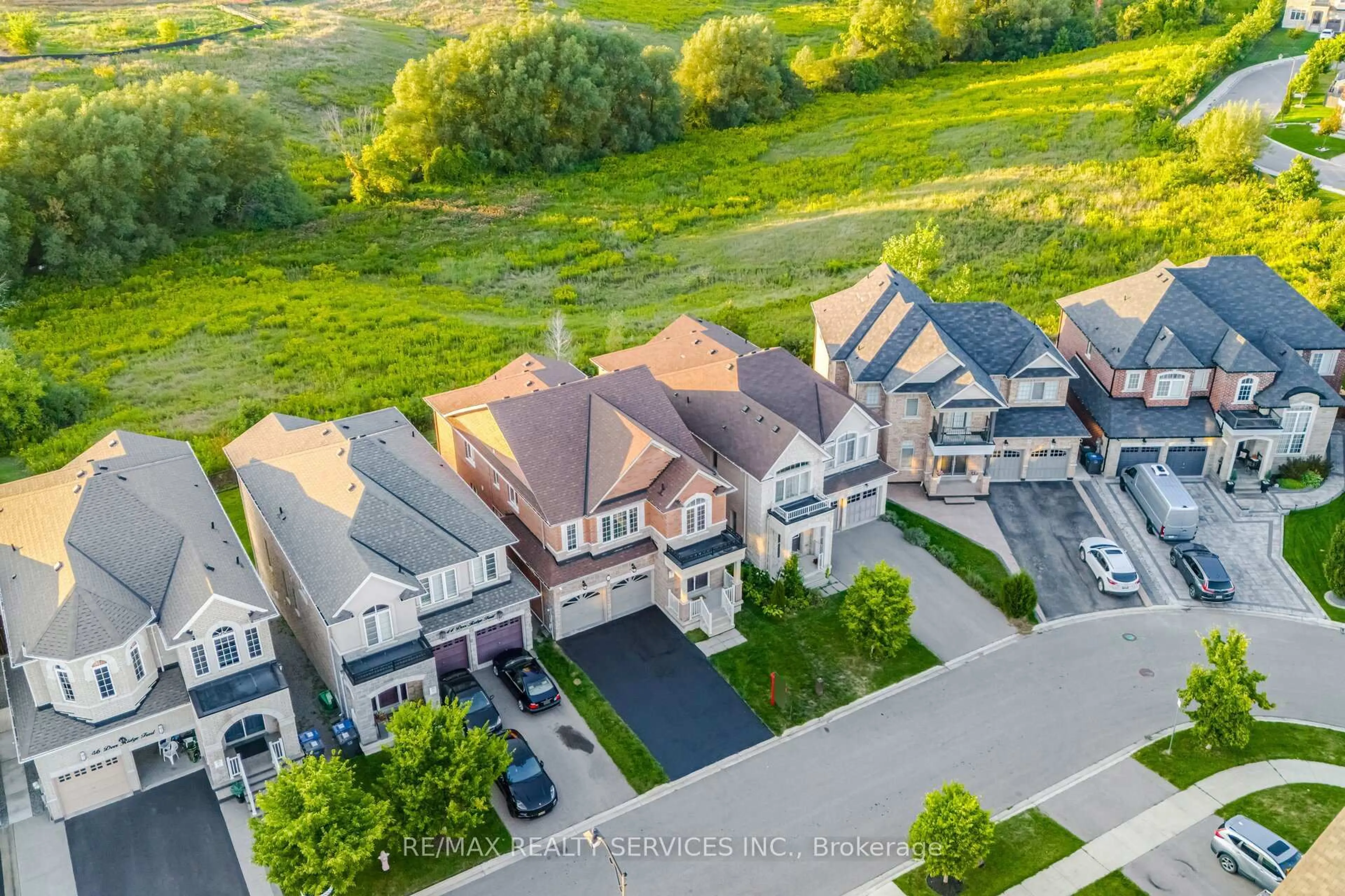 A pic from outside/outdoor area/front of a property/back of a property/a pic from drone, street for 42 Deer Ridge Tr, Caledon Ontario L7C 3Z6