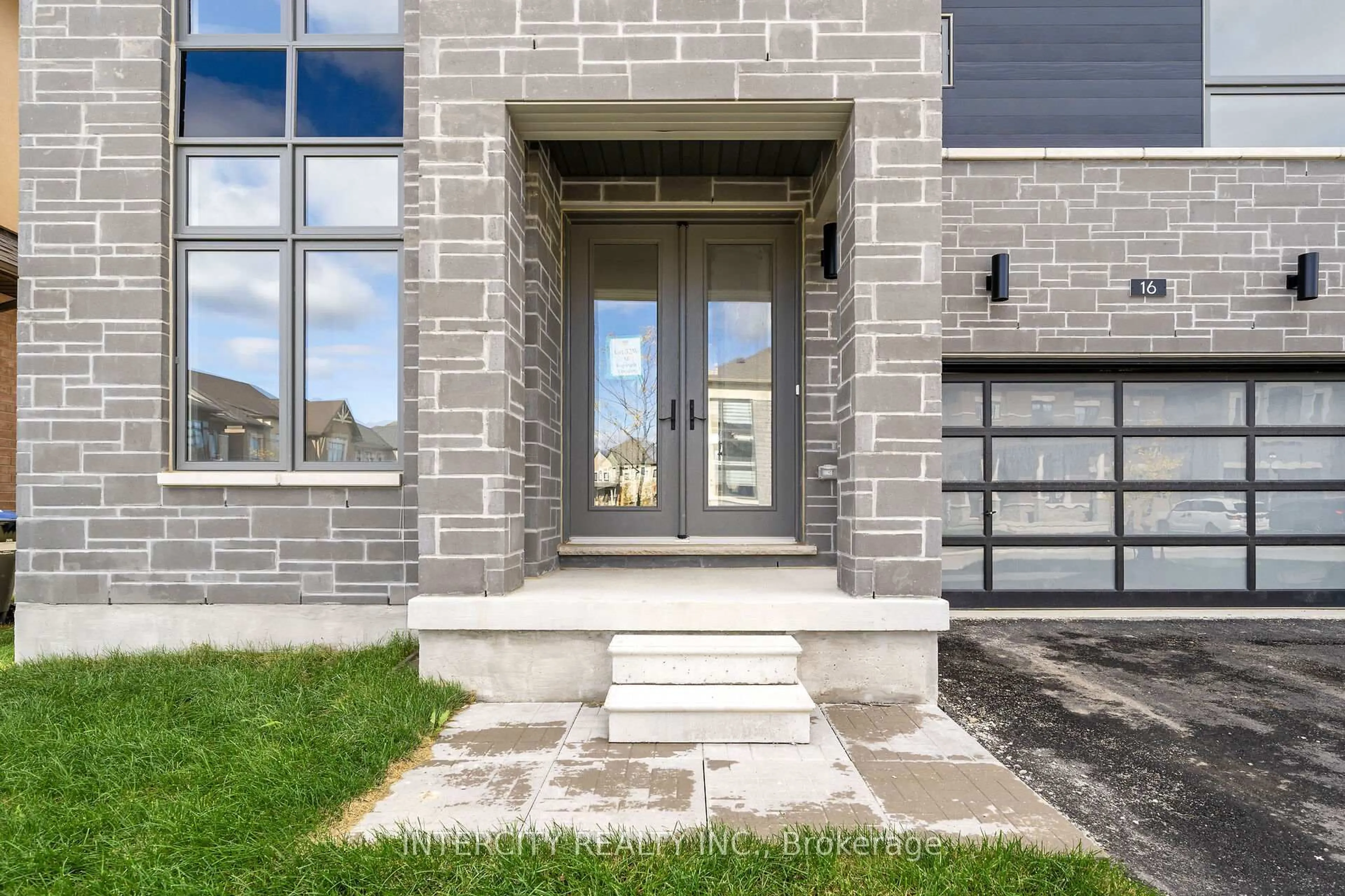 Unknown for 16 Keyworth Cres, Brampton Ontario L6R 4G3