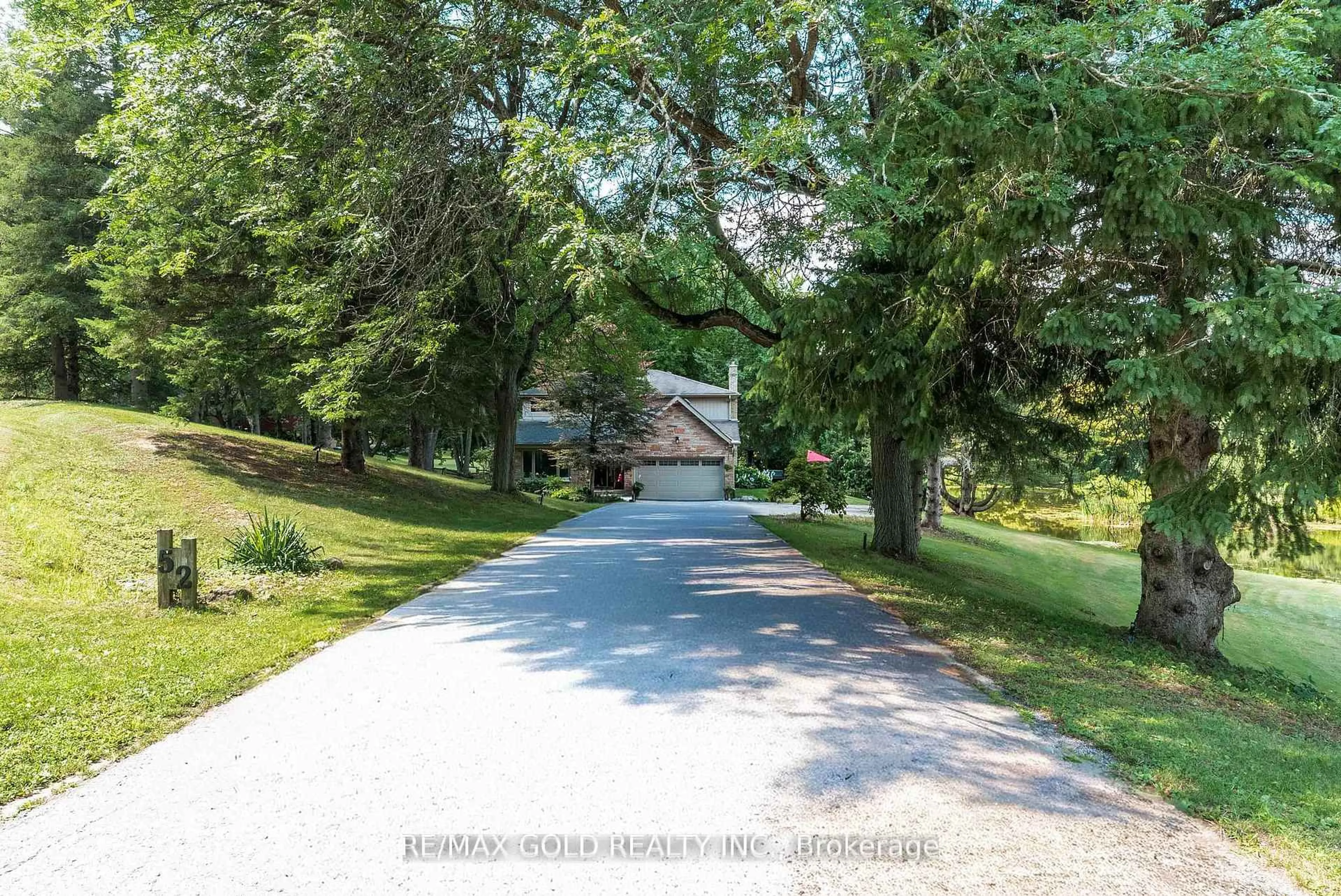 A pic from outside/outdoor area/front of a property/back of a property/a pic from drone, street for 52 Palmer Circ, Caledon Ontario L7E 0A5
