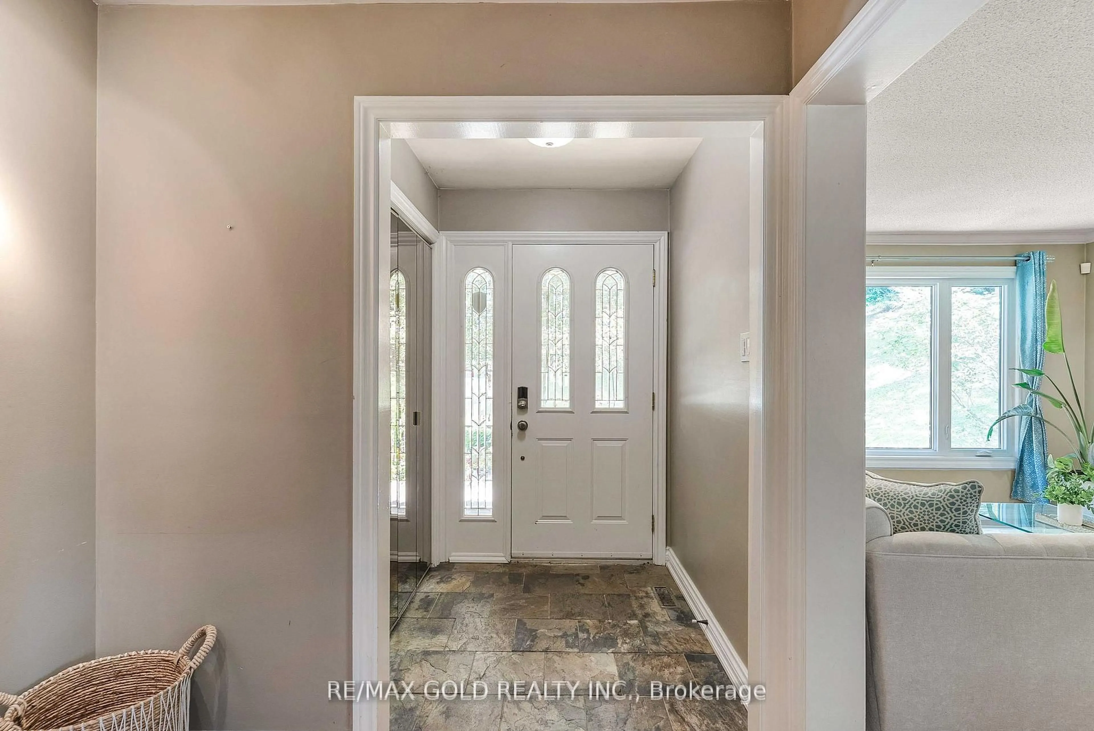 Indoor entryway for 52 Palmer Circ, Caledon Ontario L7E 0A5