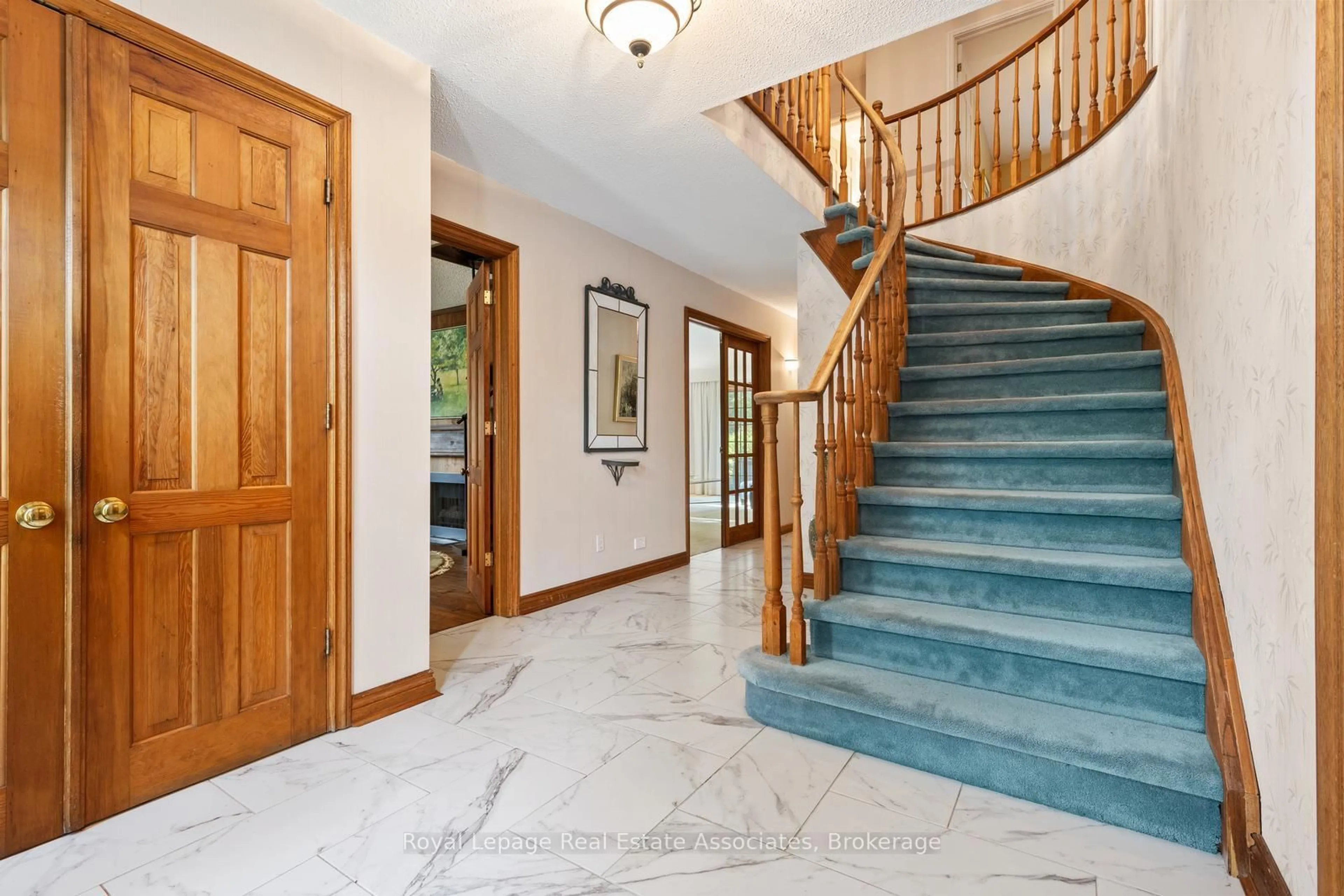 Indoor foyer for 2235 Bennington Gate, Oakville Ontario L6J 5Z3