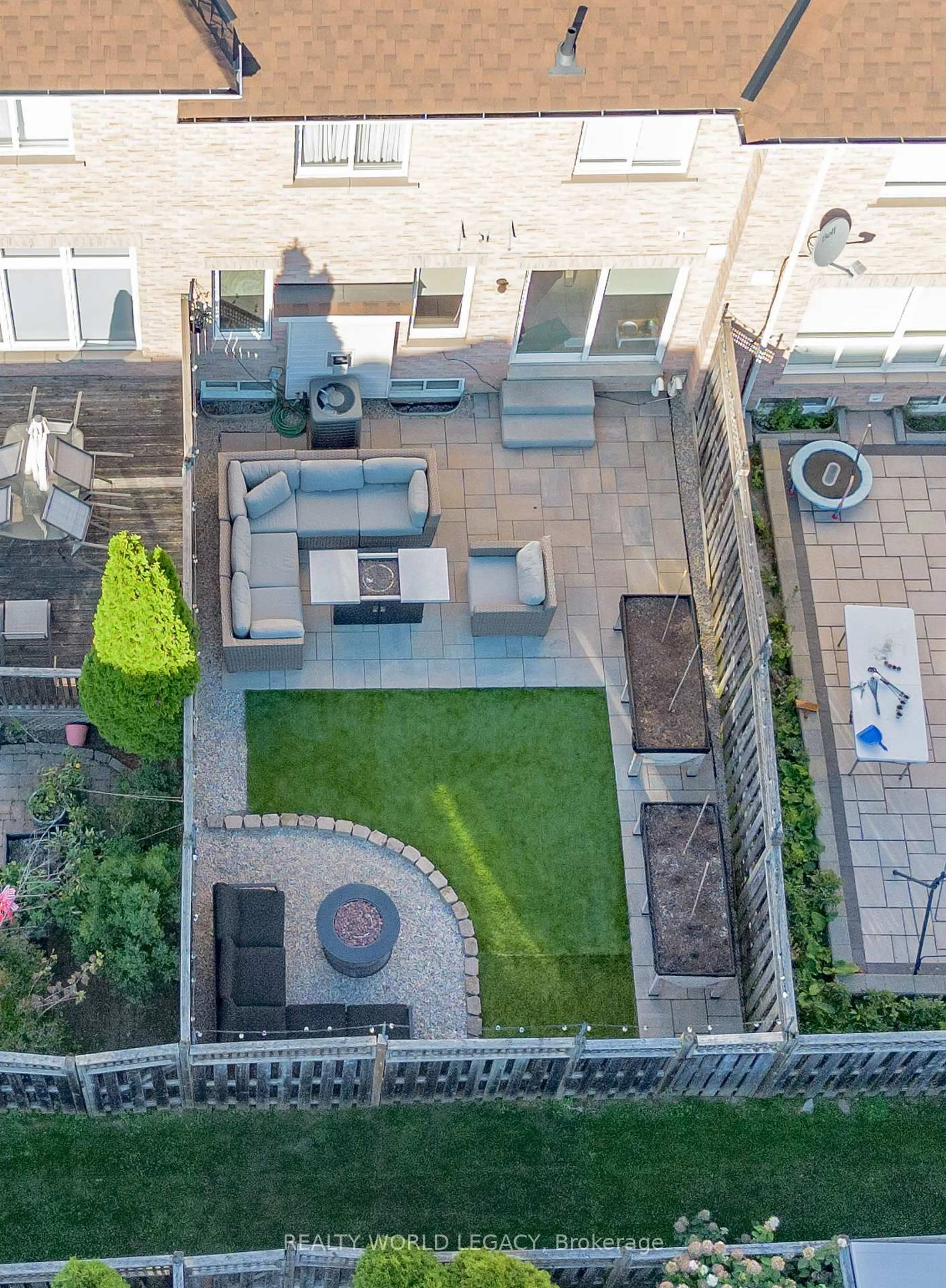 A pic from outside/outdoor area/front of a property/back of a property/a pic from drone, unknown for 2511 Boros Rd #11, Burlington Ontario L7M 5B2