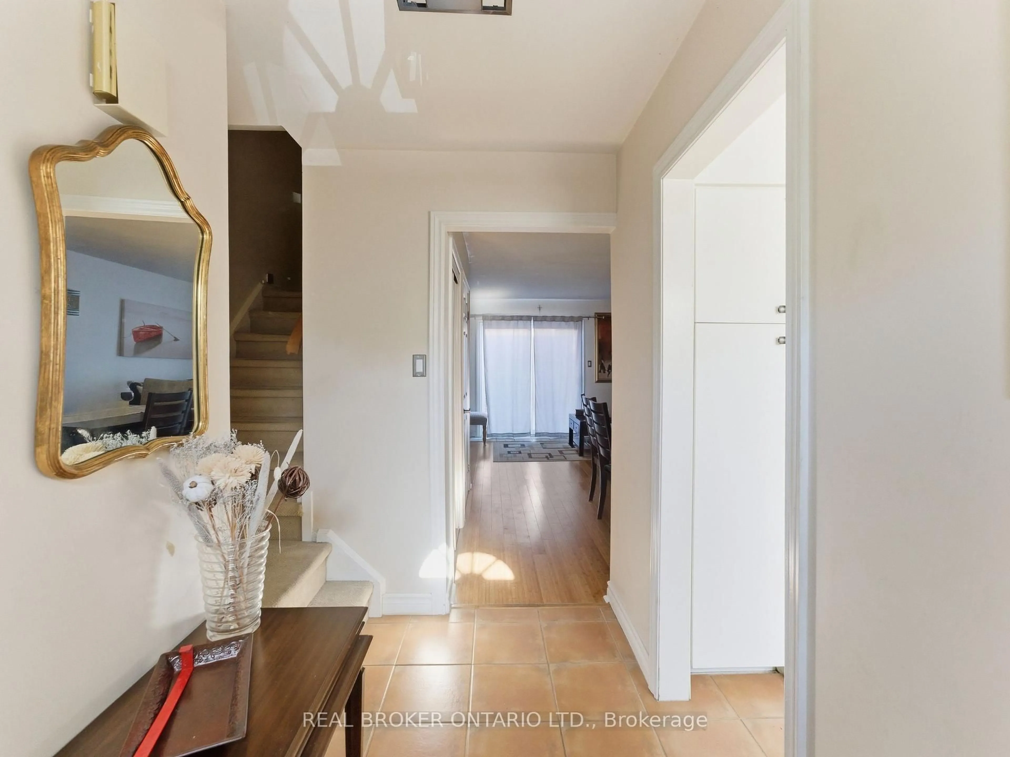 Indoor entryway for 2107 Marine Dr #21, Oakville Ontario L6L 1B8