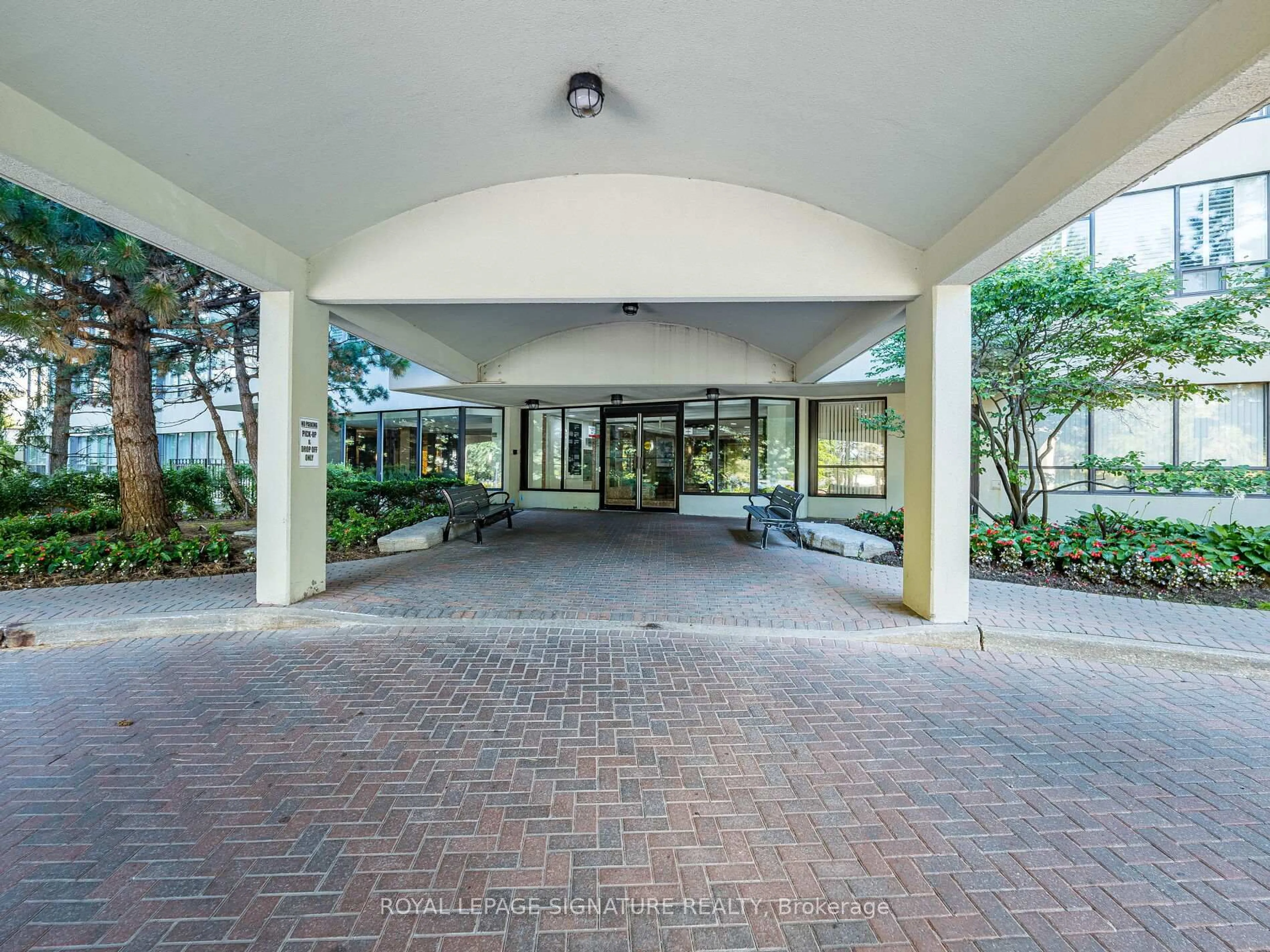 Indoor foyer for 24 Hanover Rd #2204, Brampton Ontario L6S 5K8