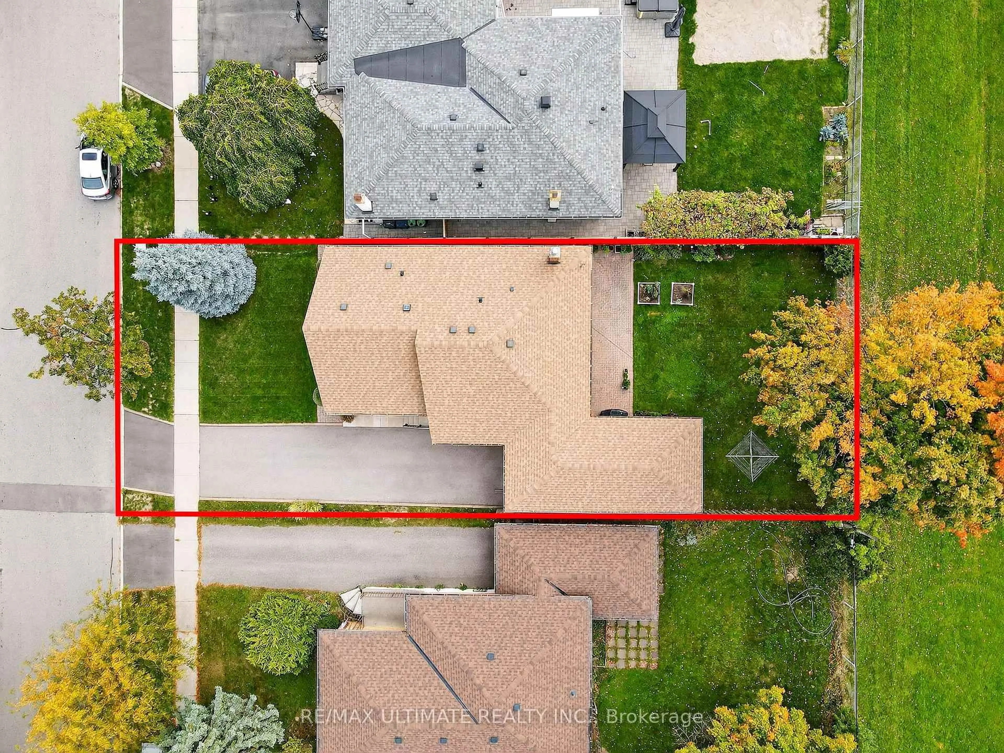 A pic from outside/outdoor area/front of a property/back of a property/a pic from drone, street for 37 Tapley Dr, Toronto Ontario M9R 3P2