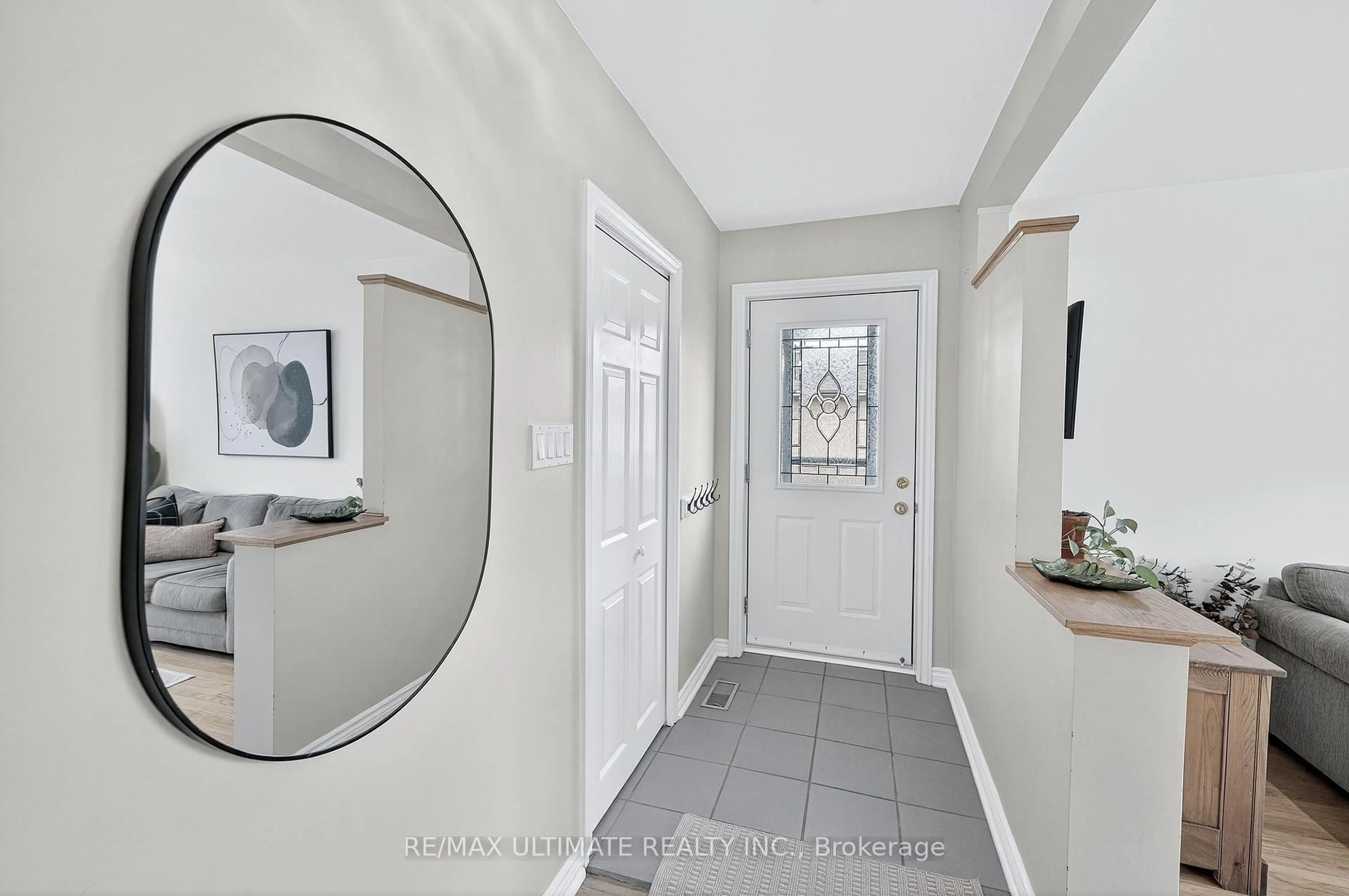 Indoor entryway for 37 Tapley Dr, Toronto Ontario M9R 3P2