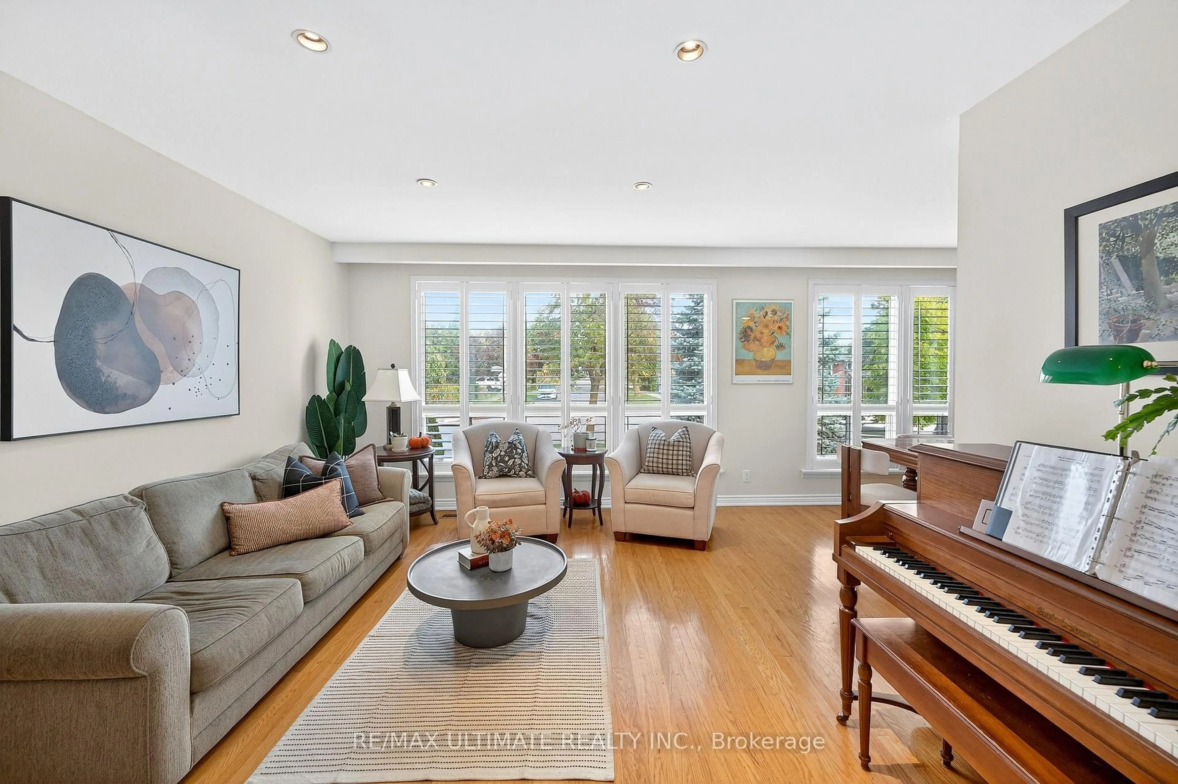 Living room with furniture, unknown for 37 Tapley Dr, Toronto Ontario M9R 3P2