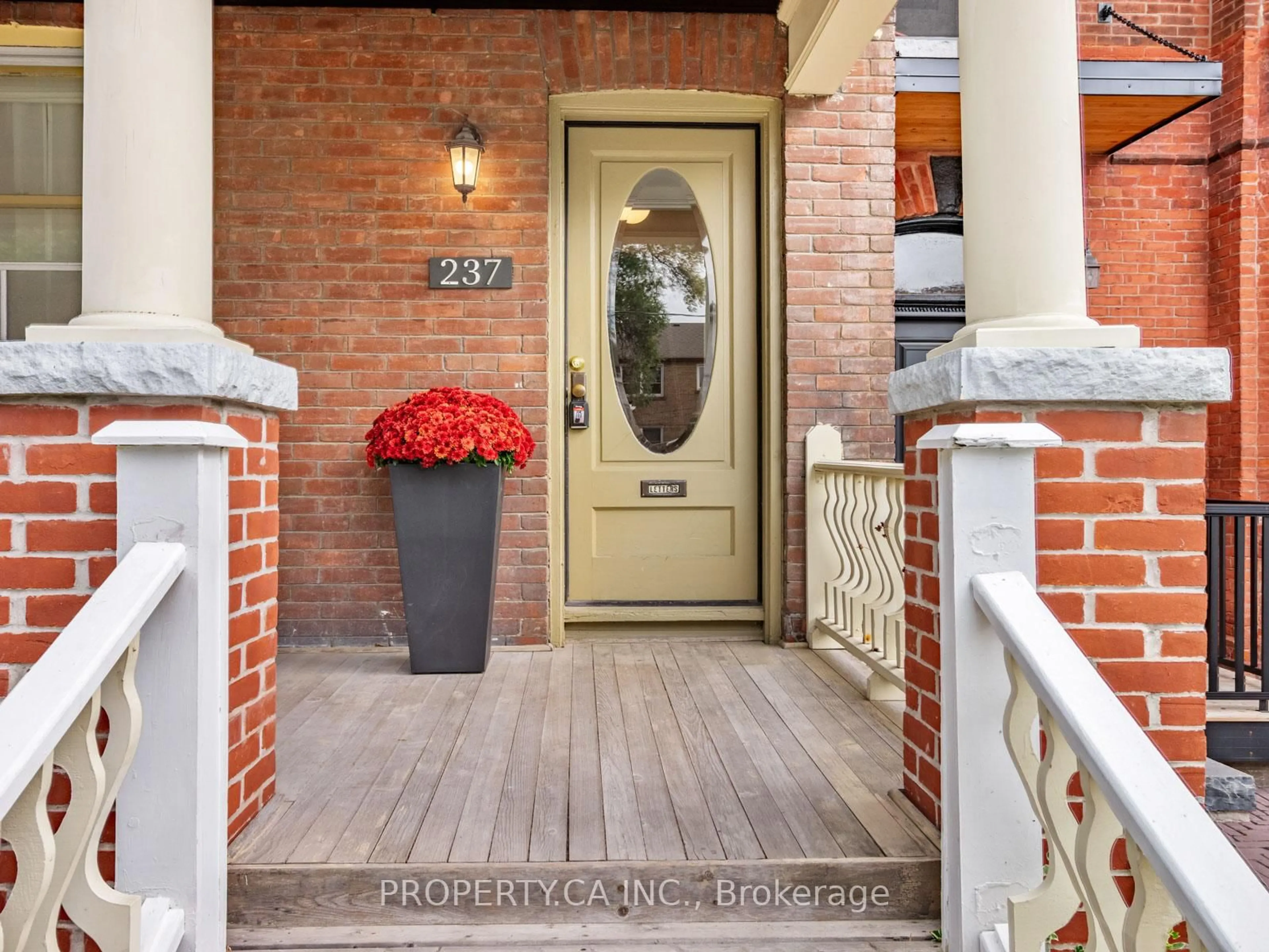 Indoor entryway for 237 Delaware Ave, Toronto Ontario M6H 2T7
