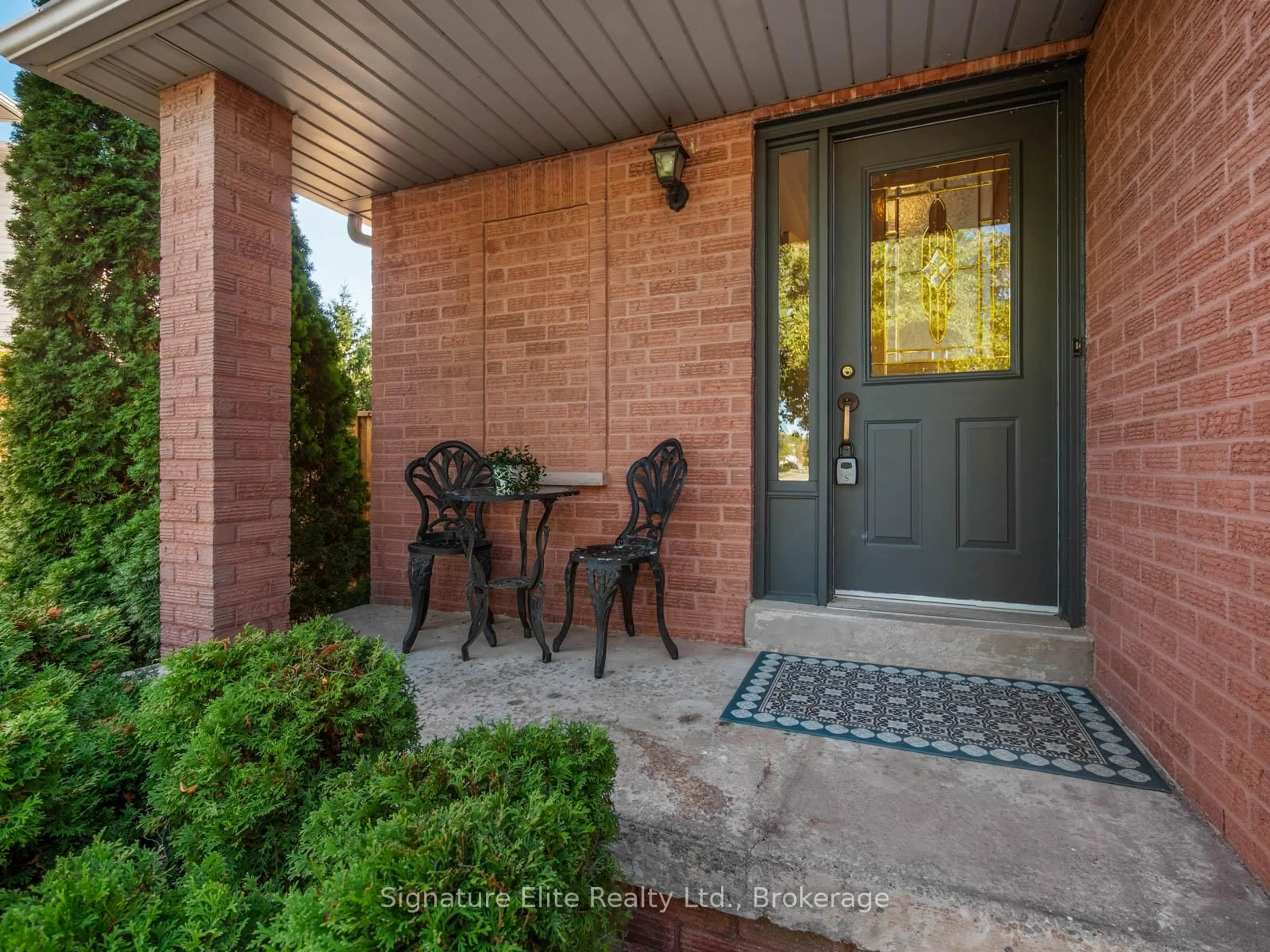 Indoor entryway for 442 Levanna Lane, Oakville Ontario L6H 6B9