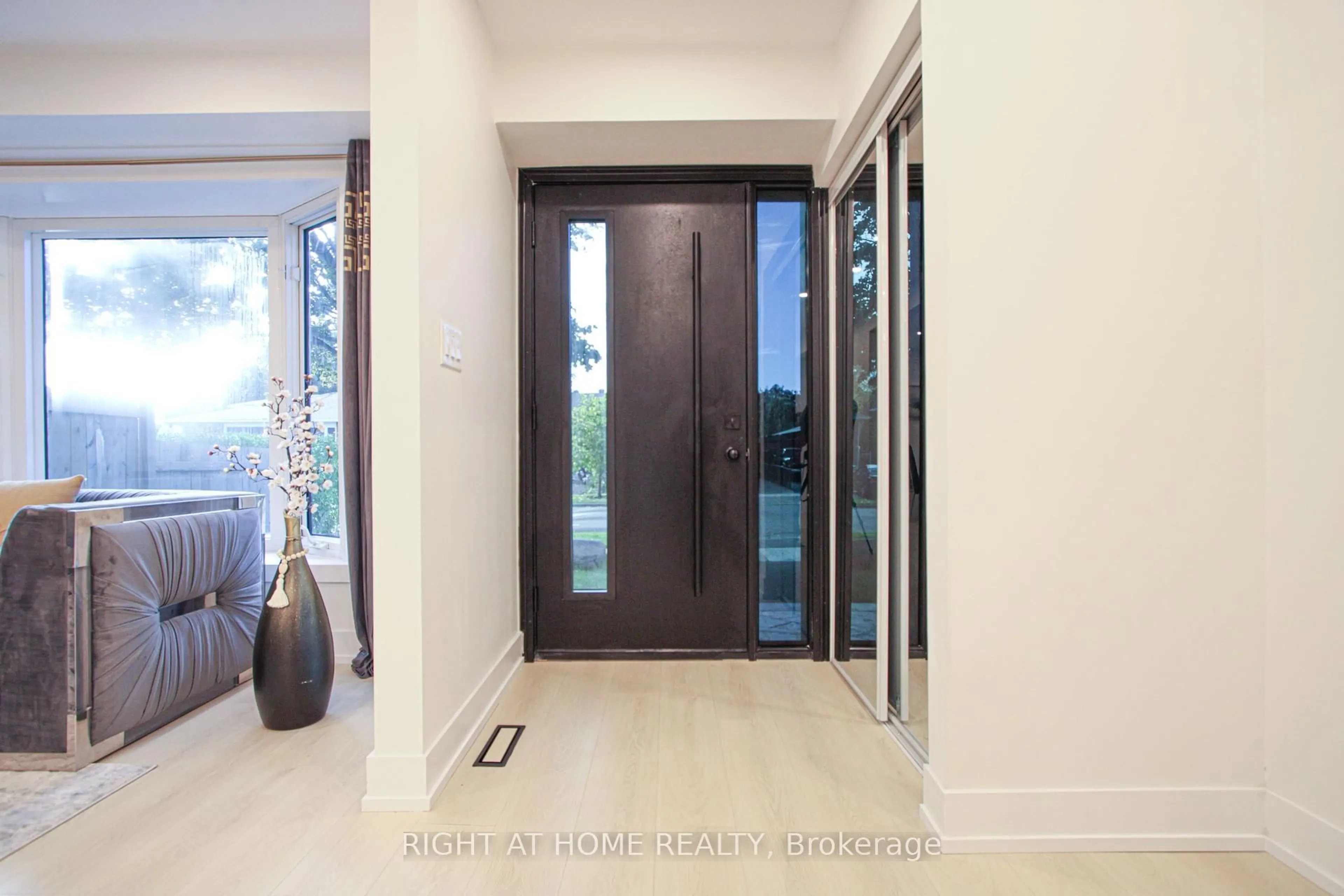 Indoor foyer for 179 Archdekin Dr, Brampton Ontario L6V 1Y8
