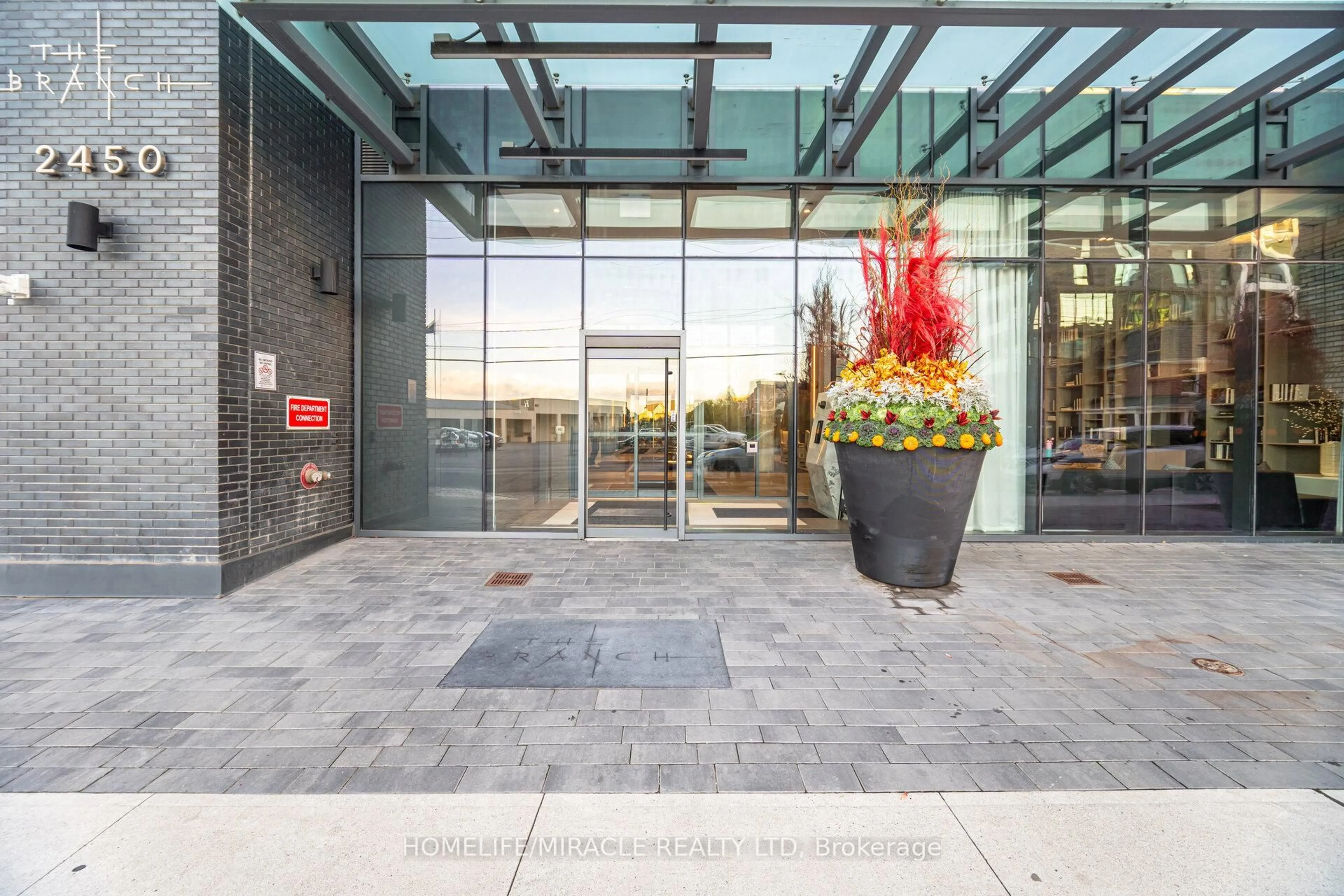 Indoor foyer for 2450 Old Bronte Rd #351, Oakville Ontario L6M 5P6