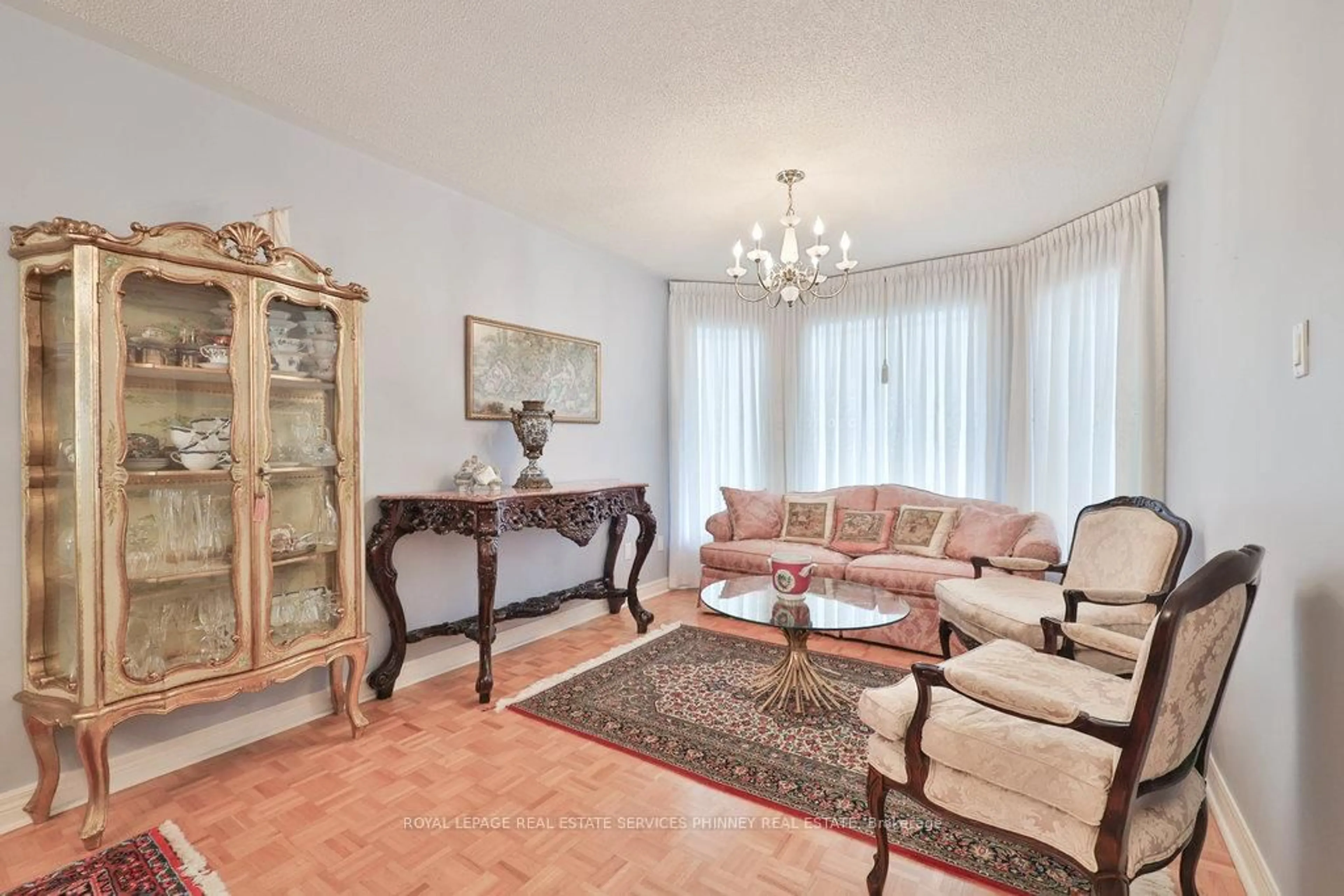 Living room with furniture, unknown for 5310 Shackleton Way, Mississauga Ontario L5R 3J6
