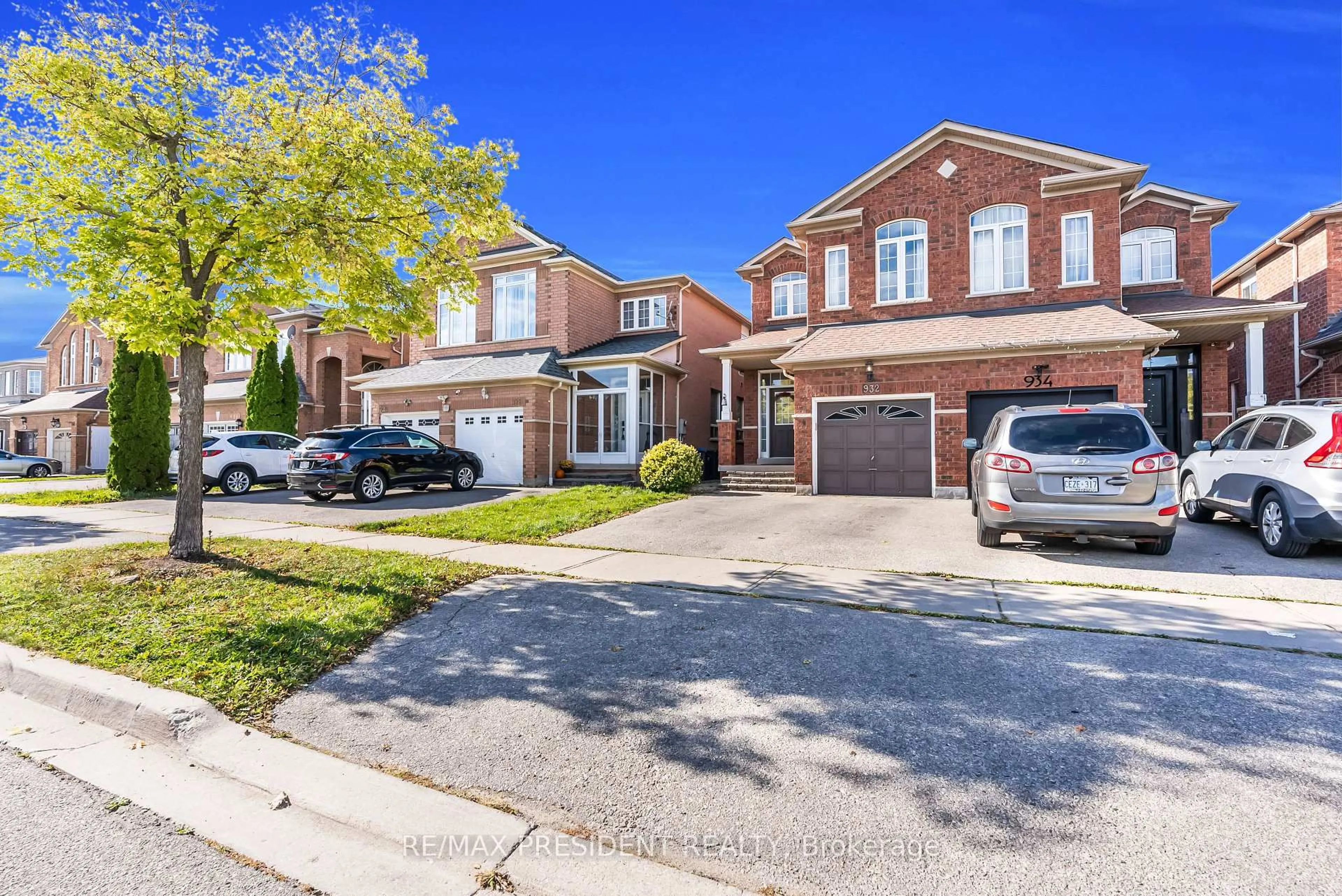 Home with brick exterior material, street for 932 Ledbury Cres, Mississauga Ontario L5V 2R3