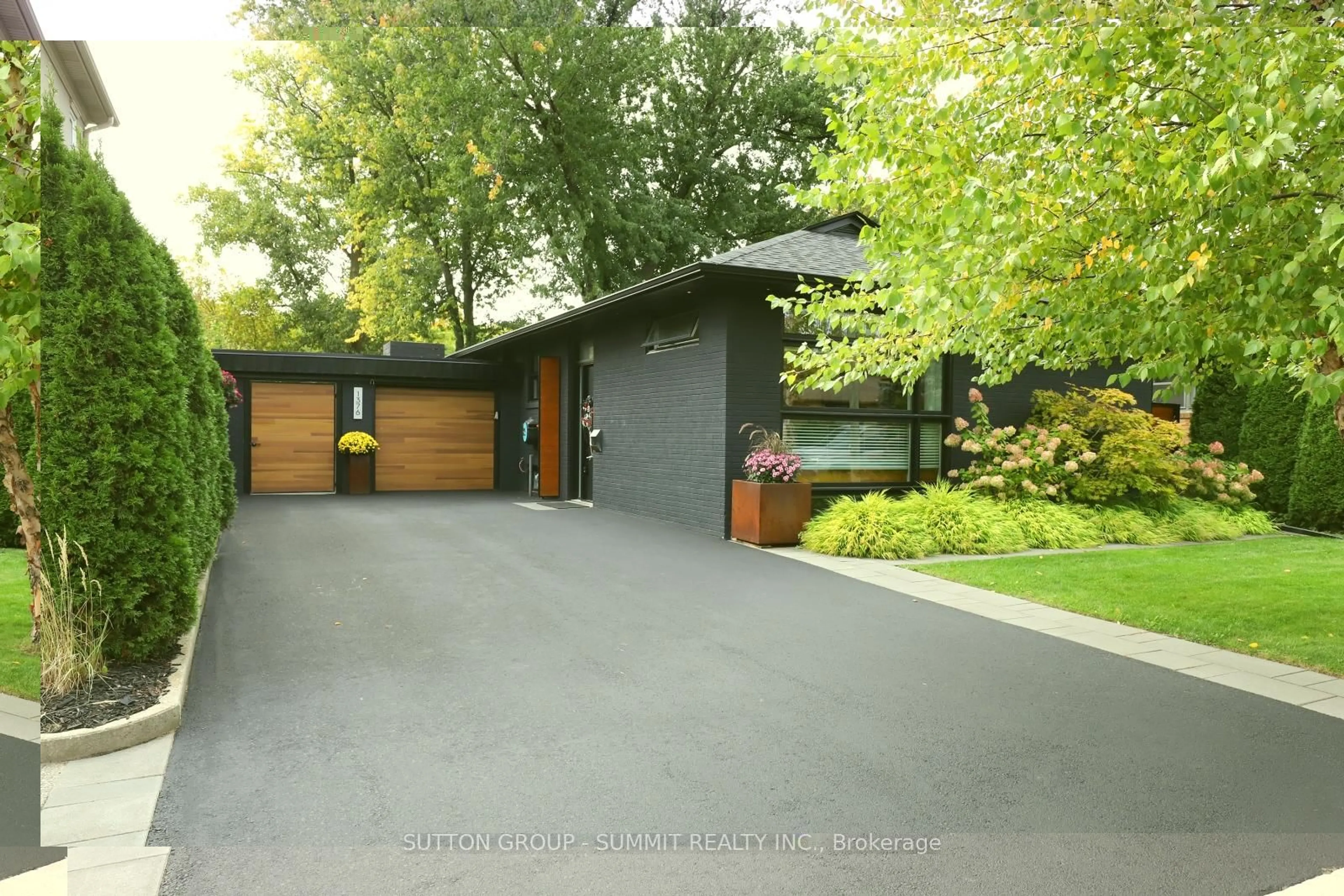 Indoor garage for 1376 Northmount Ave, Mississauga Ontario L5E 1Y5