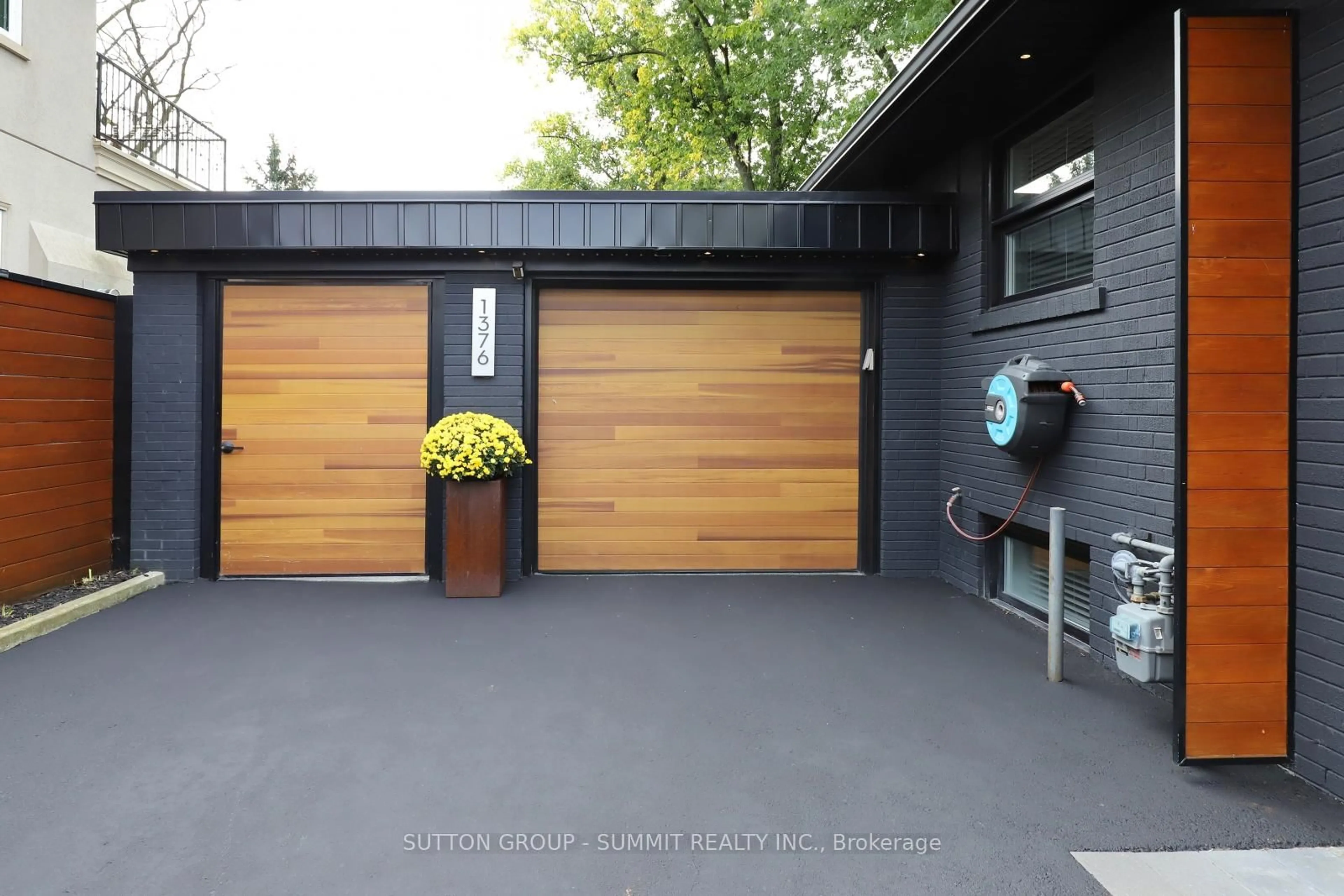 Indoor garage for 1376 Northmount Ave, Mississauga Ontario L5E 1Y5
