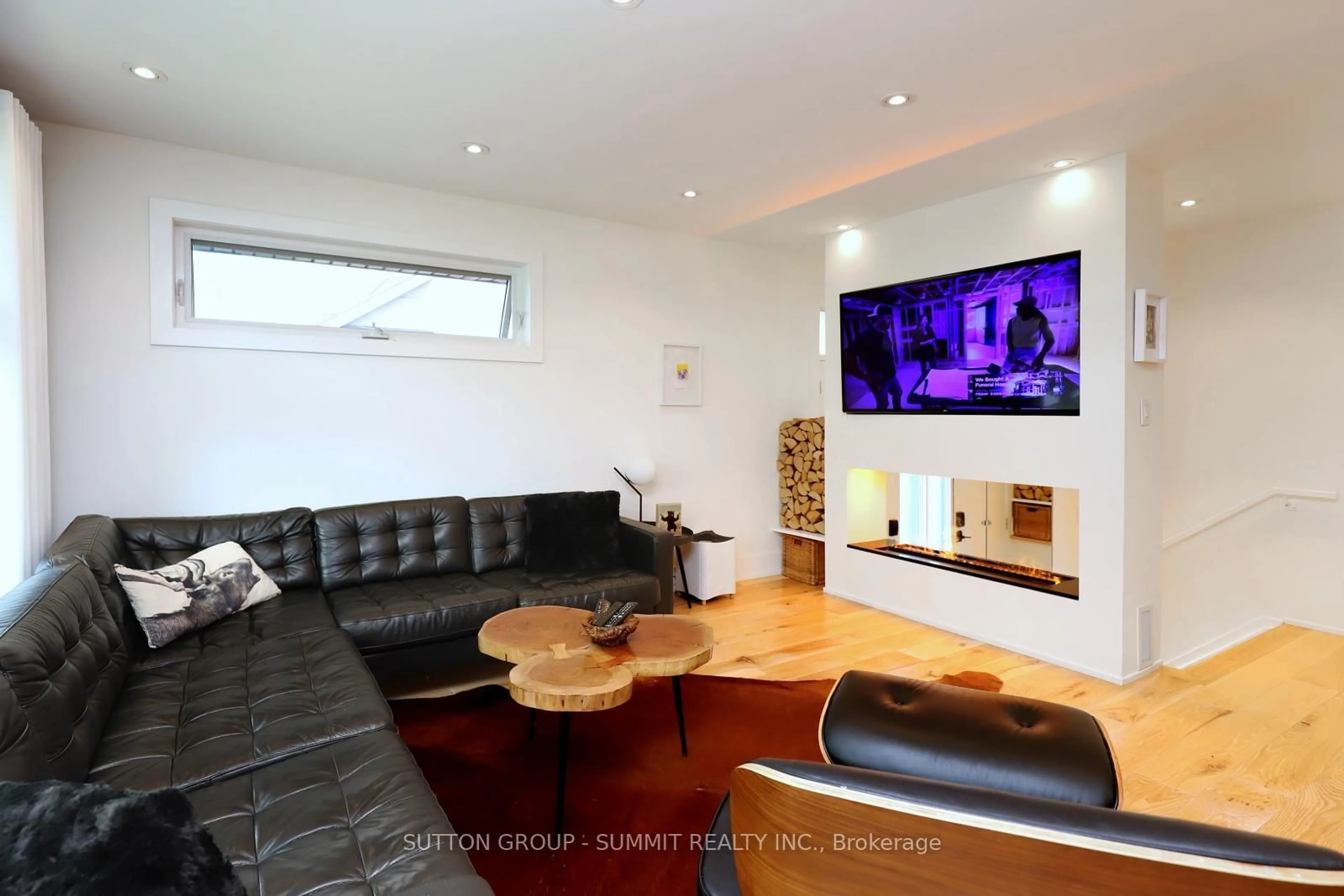 Home theater for 1376 Northmount Ave, Mississauga Ontario L5E 1Y5