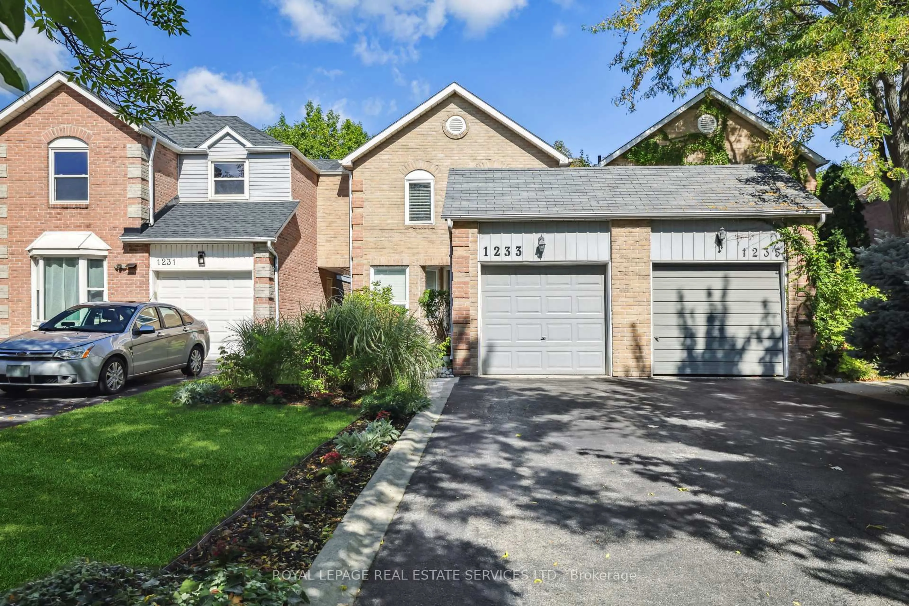 Home with brick exterior material, street for 1233 Hedgestone Cres, Oakville Ontario L6M 1X6