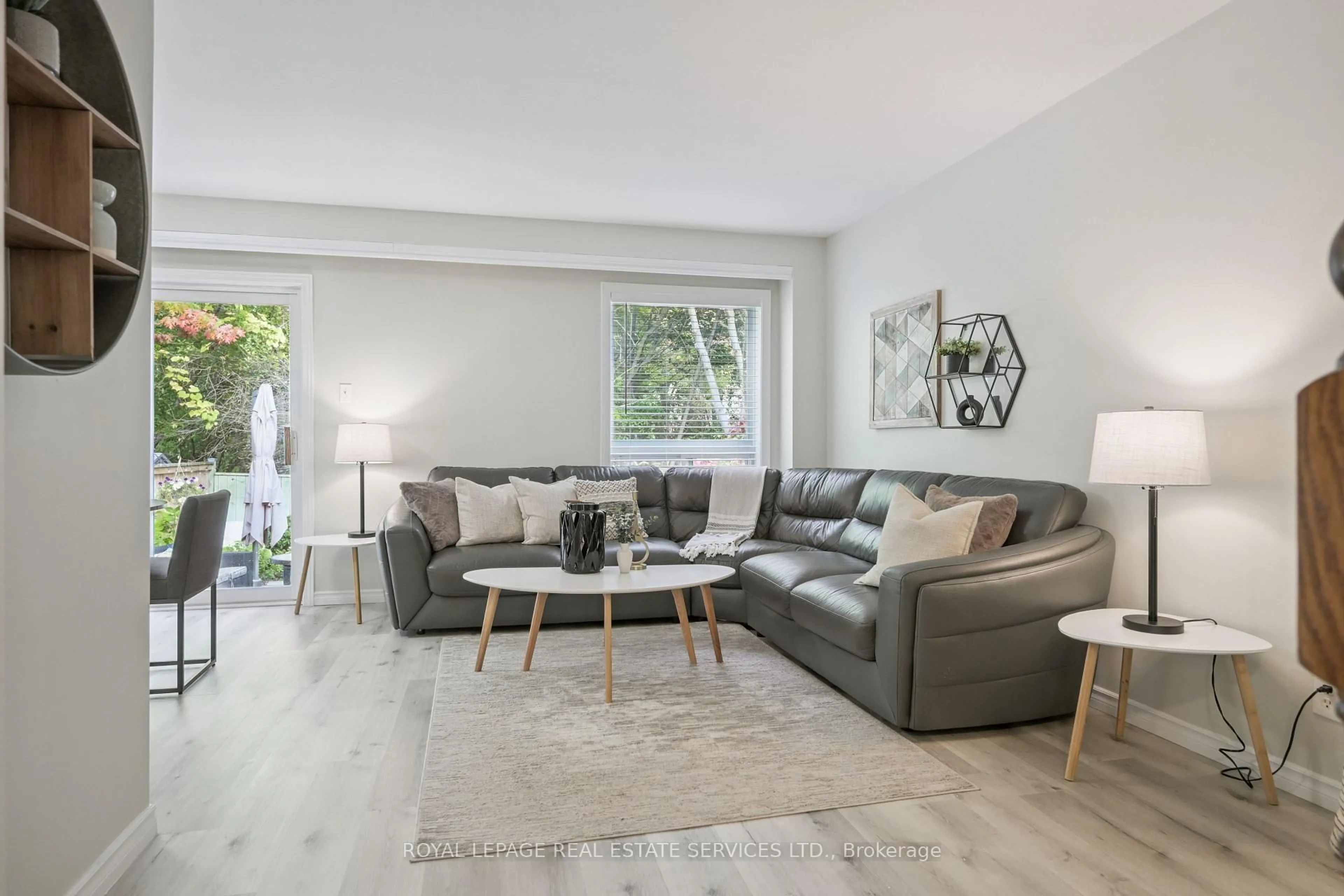 Living room with furniture, unknown for 1233 Hedgestone Cres, Oakville Ontario L6M 1X6