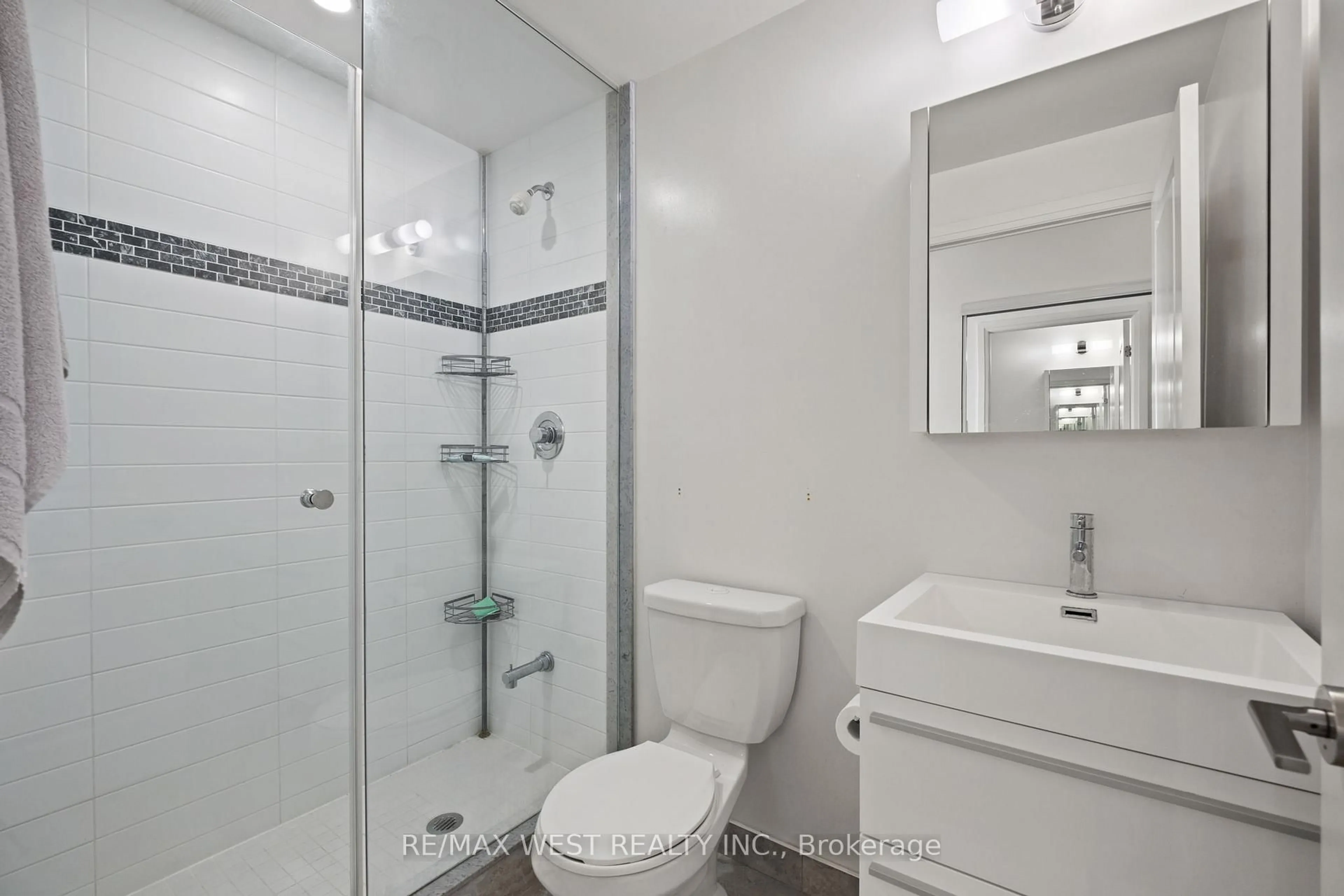 Standard bathroom, ceramic/tile floor for 15 Zorra St #907, Toronto Ontario M8Z 0C1