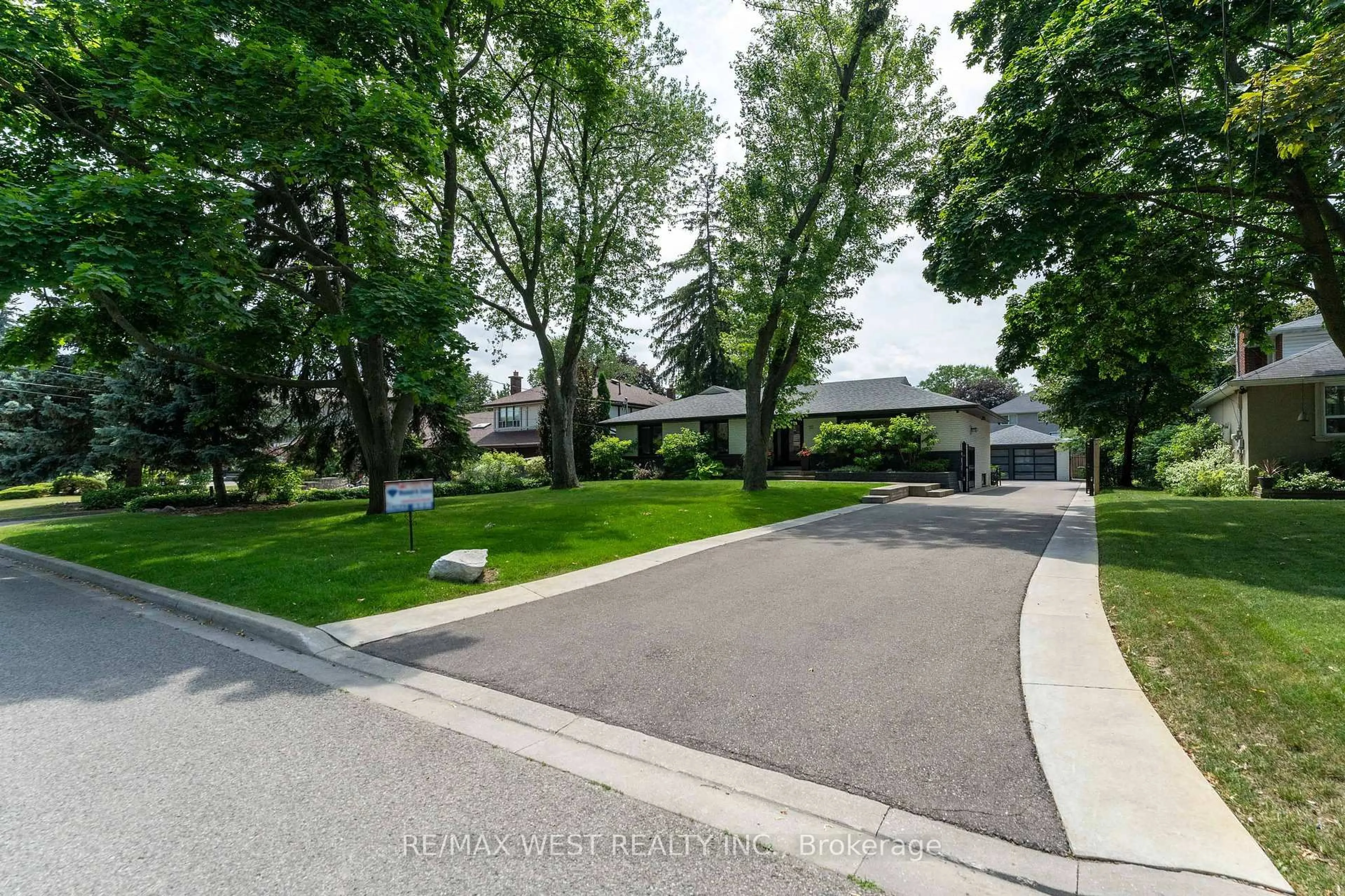 A pic from outside/outdoor area/front of a property/back of a property/a pic from drone, street for 92 Warwood Rd, Toronto Ontario M9B 5B7