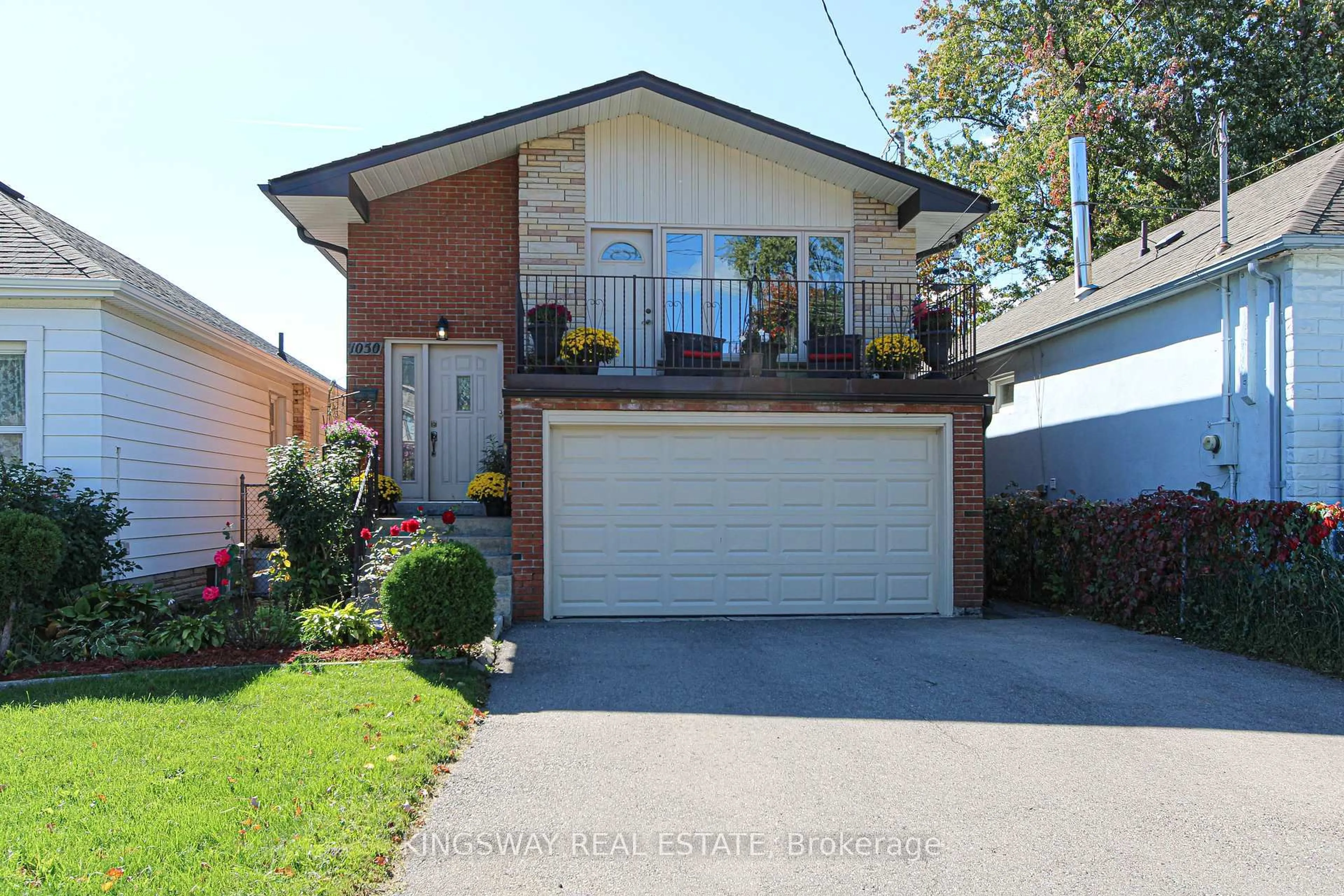 Home with brick exterior material, street for 1050 Alexandra Ave, Mississauga Ontario L5E 1Z8