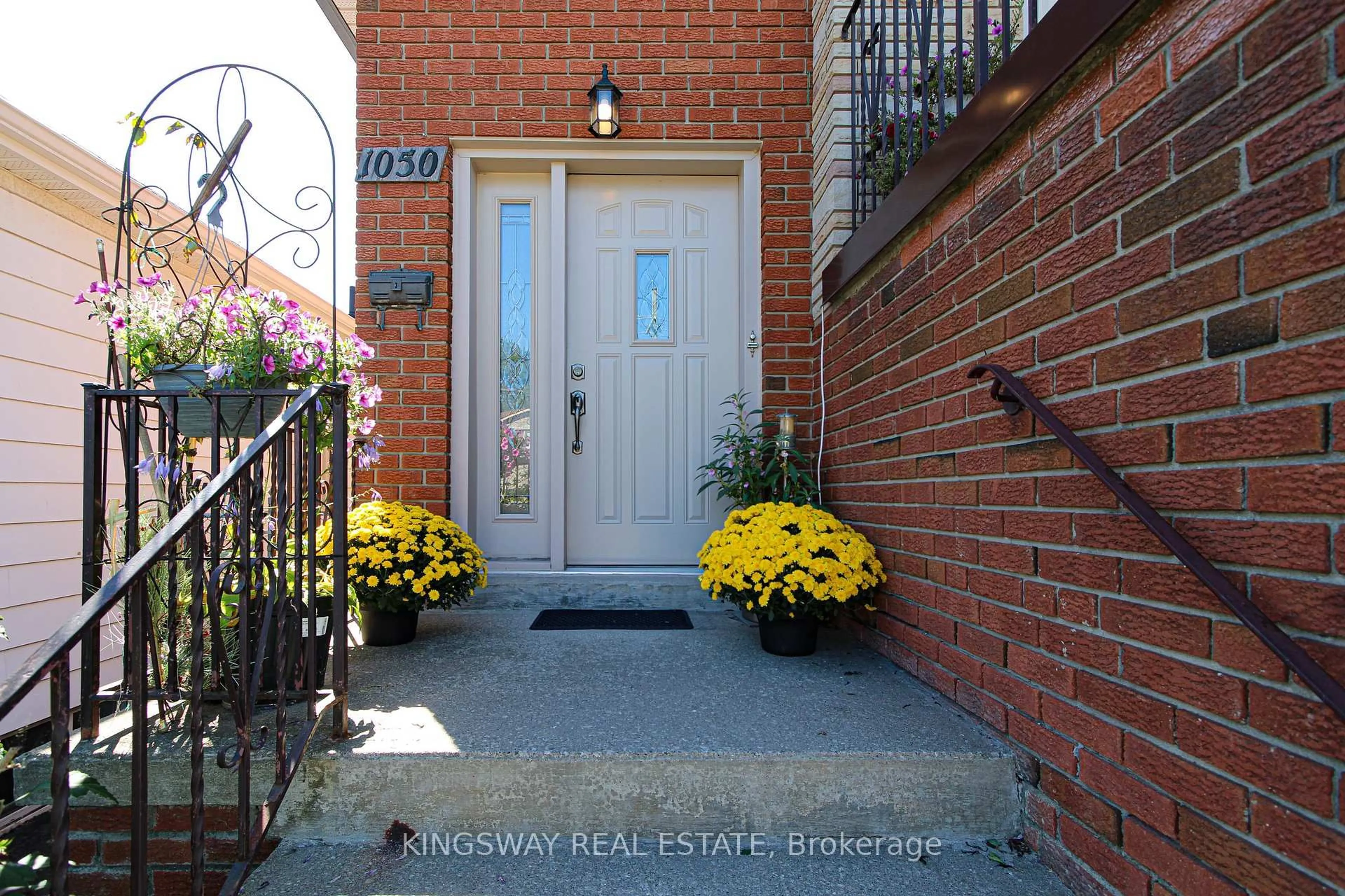 Indoor entryway for 1050 Alexandra Ave, Mississauga Ontario L5E 1Z8