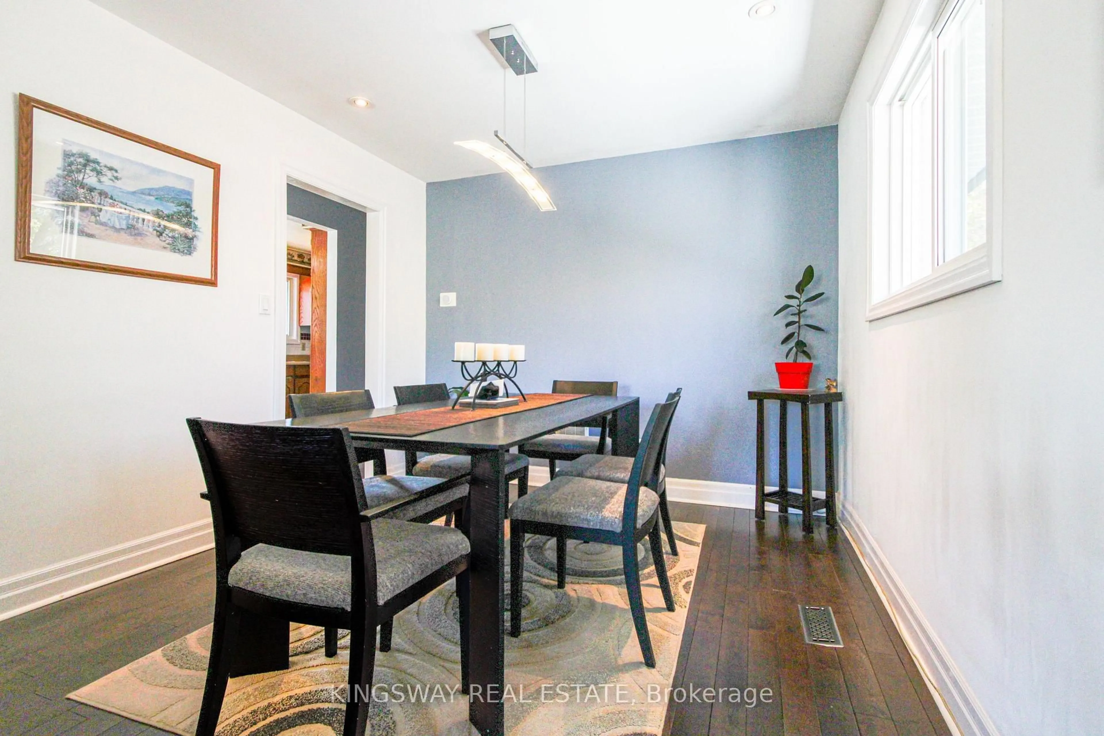 Dining room, wood/laminate floor for 1050 Alexandra Ave, Mississauga Ontario L5E 1Z8