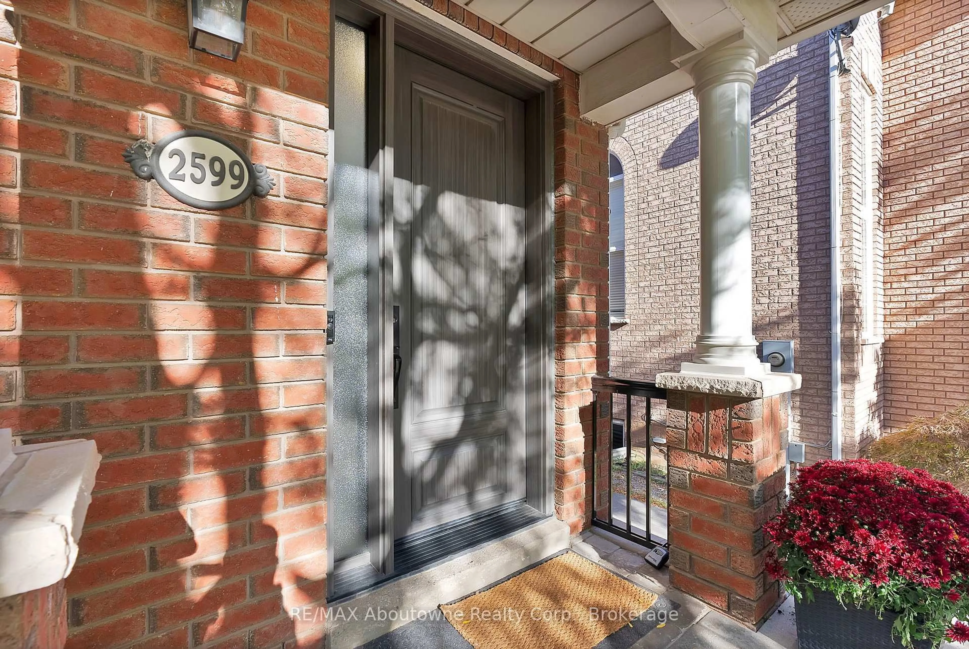 Indoor entryway for 2599 Castle Hill Cres, Oakville Ontario L6H 6J1