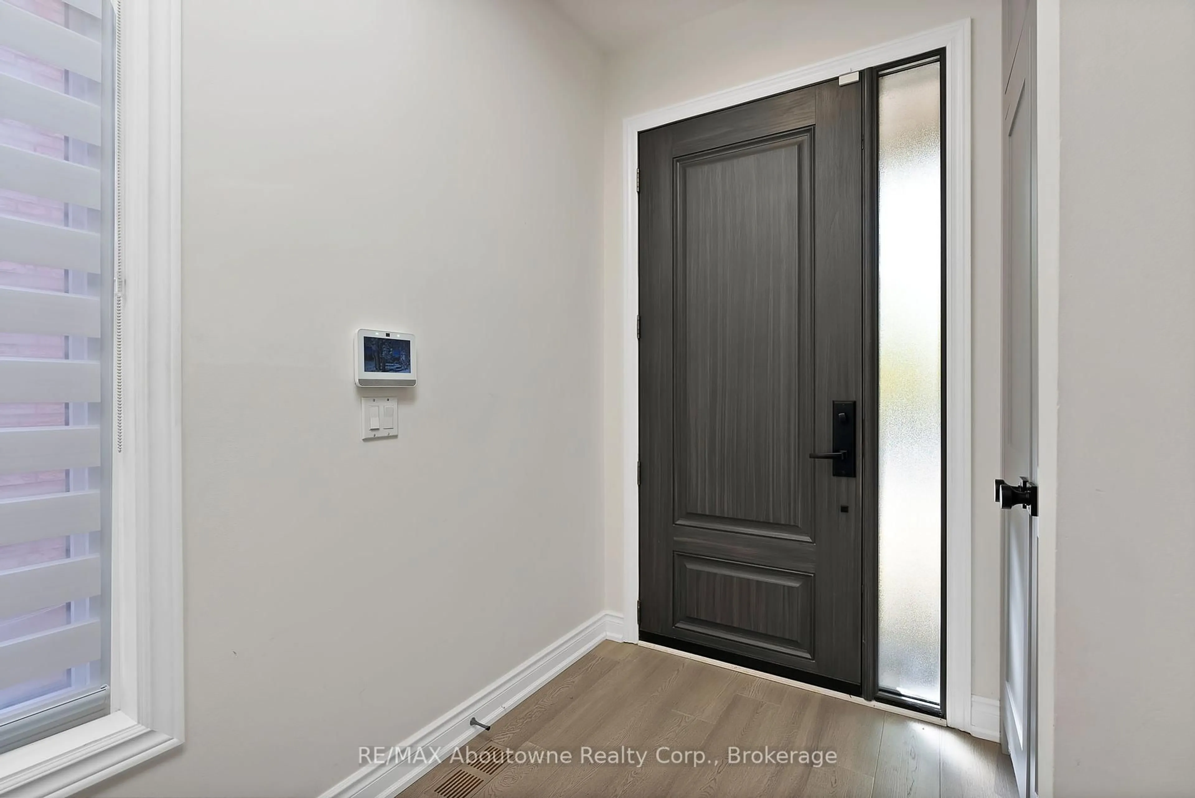 Indoor entryway for 2599 Castle Hill Cres, Oakville Ontario L6H 6J1