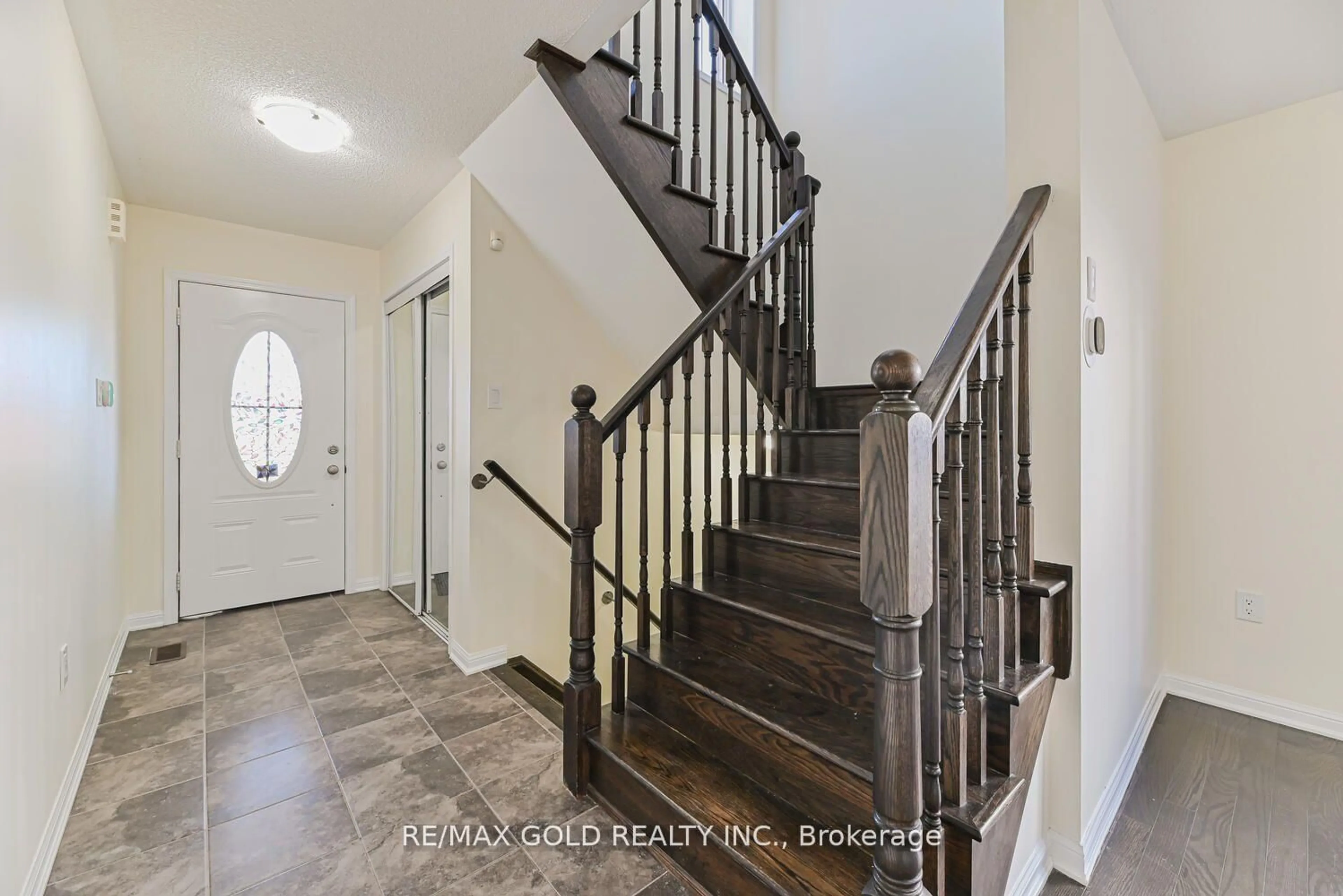 Indoor entryway for 121 Buick Blvd, Brampton Ontario L7A 0Z2