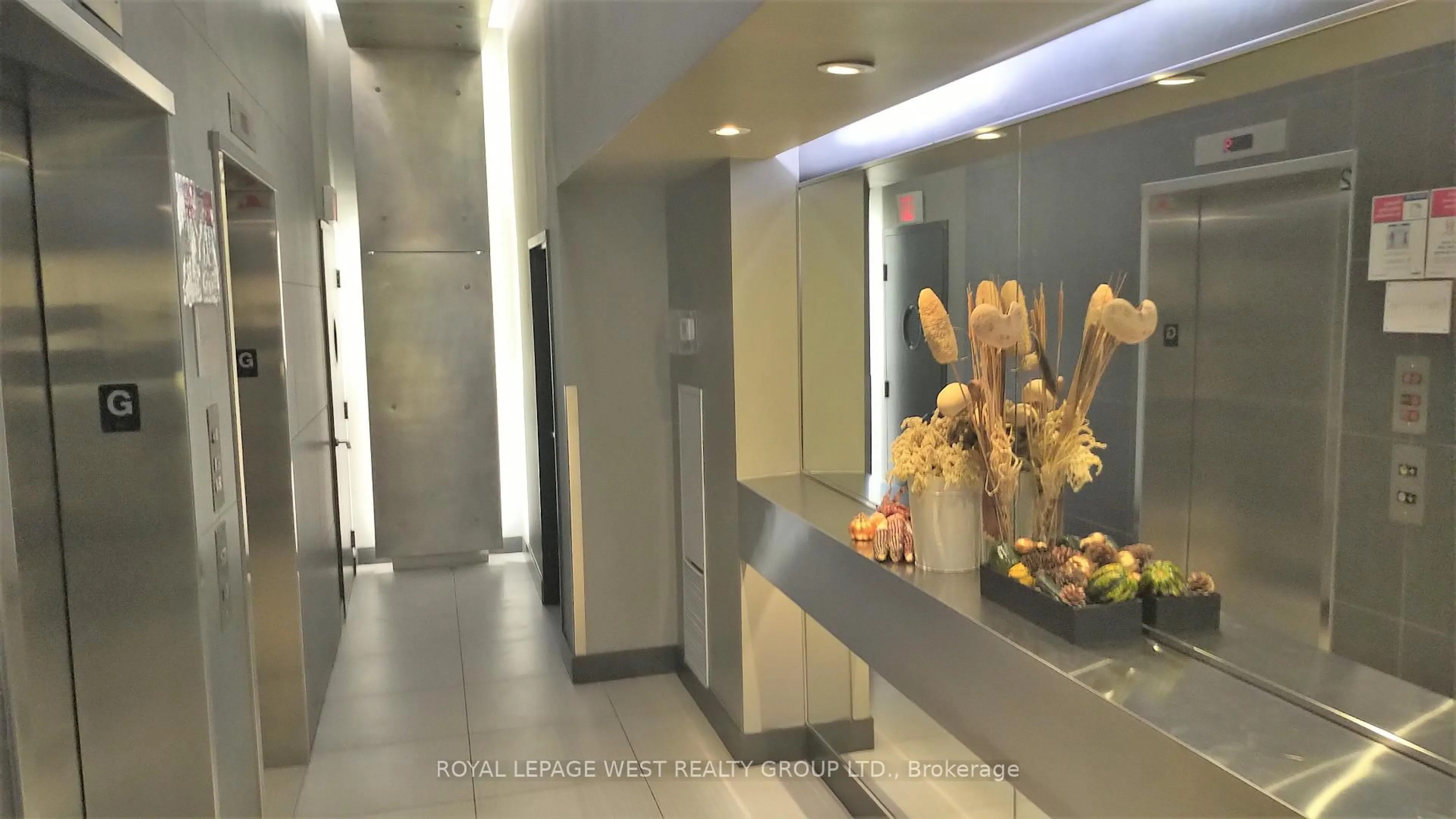 Indoor foyer for 1040 The Queensway #217, Toronto Ontario M8Z 1P7