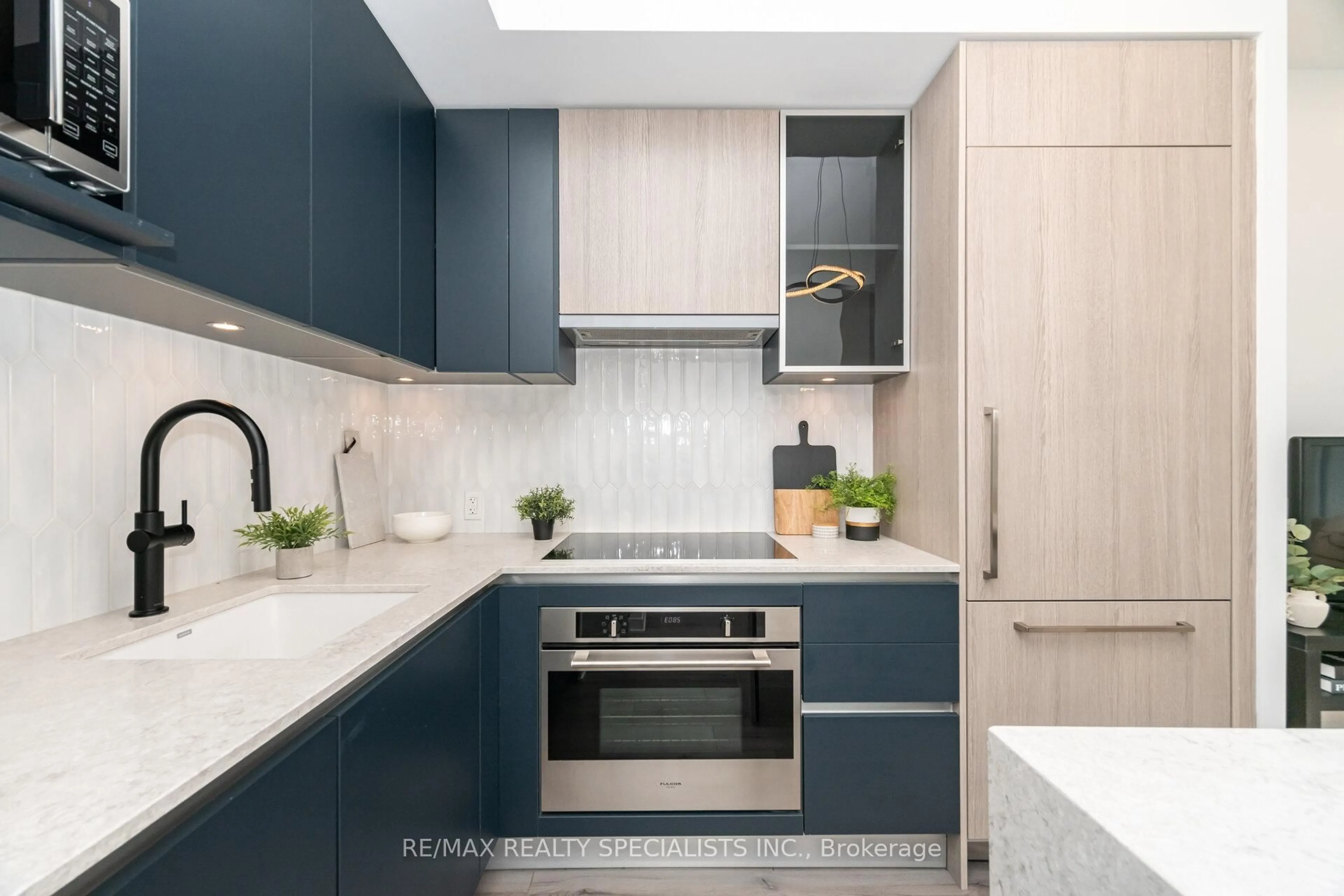Contemporary kitchen, ceramic/tile floor for 3020 Trailside Dr #TH 132, Oakville Ontario L6M 5R1