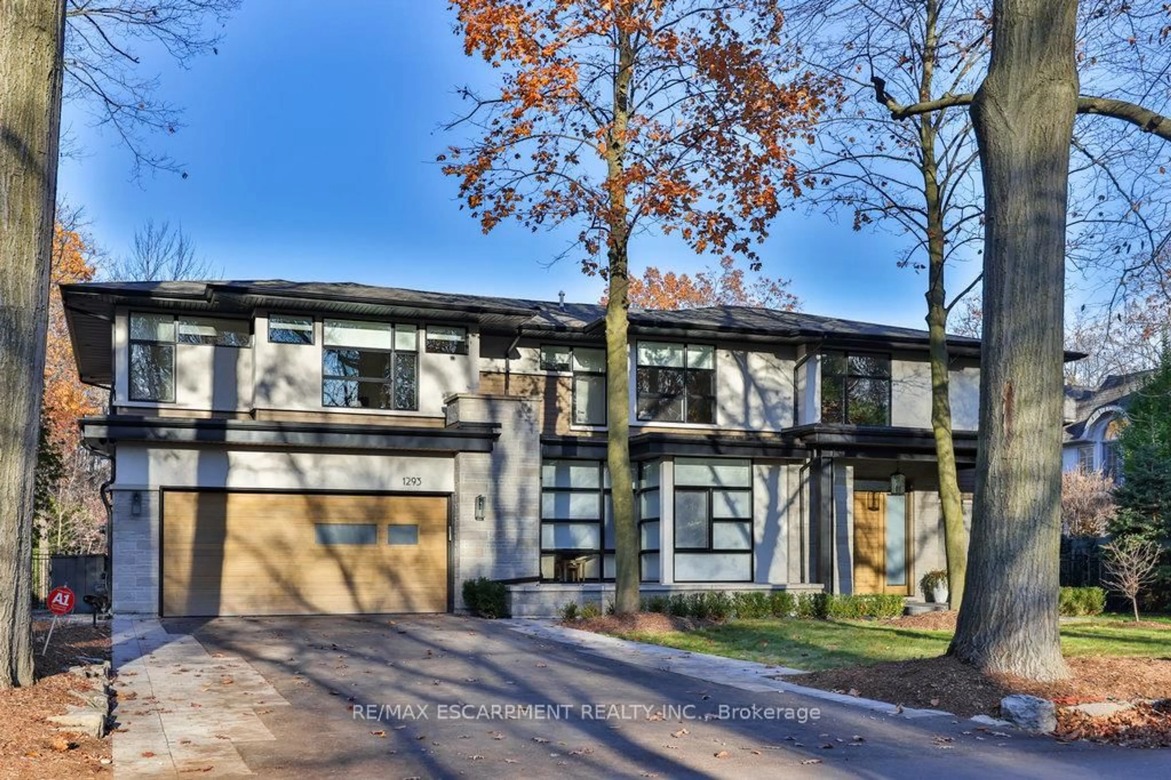 Home with brick exterior material, street for 1293 Woodland Ave, Mississauga Ontario L5G 2Y1