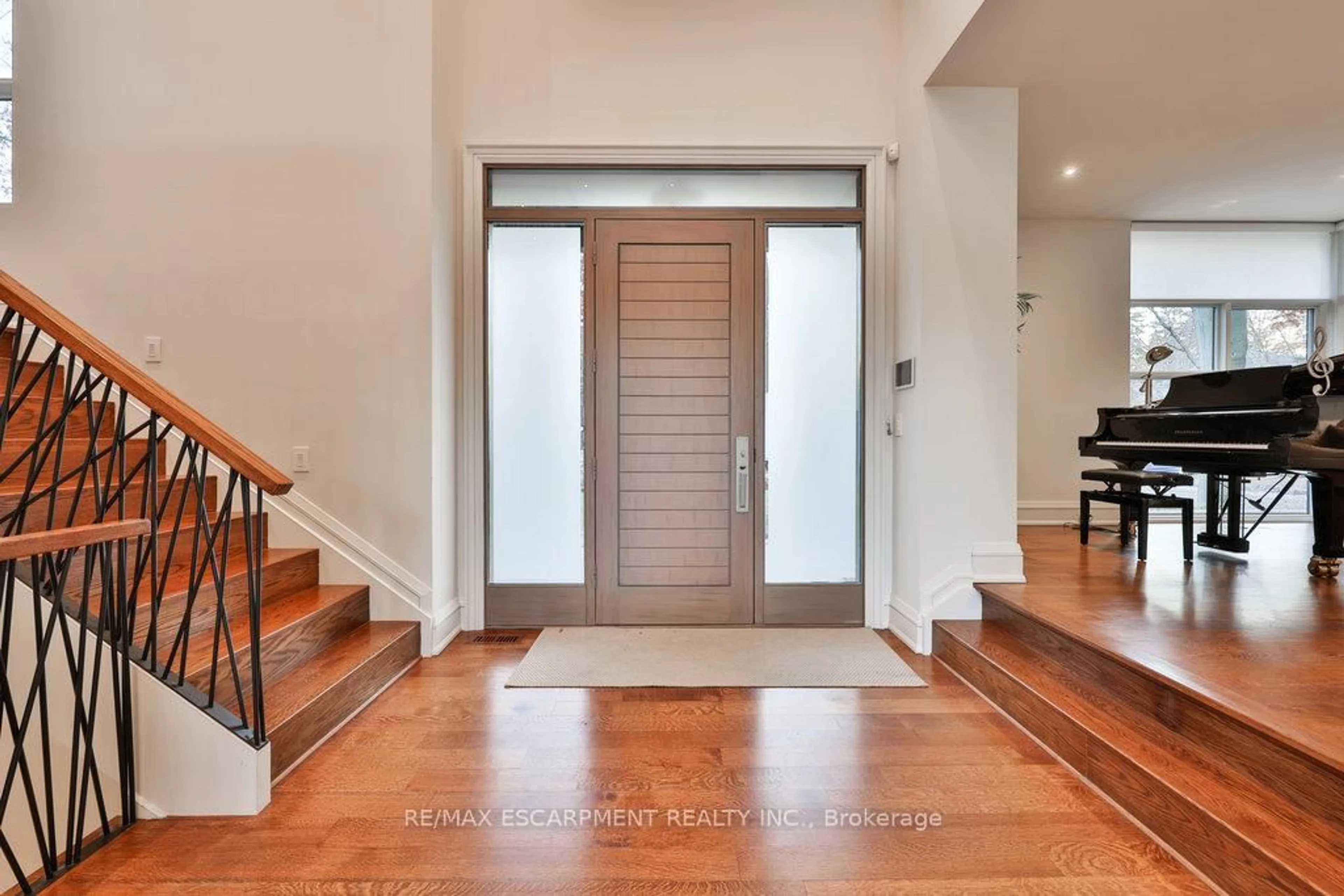 Indoor entryway for 1293 Woodland Ave, Mississauga Ontario L5G 2Y1
