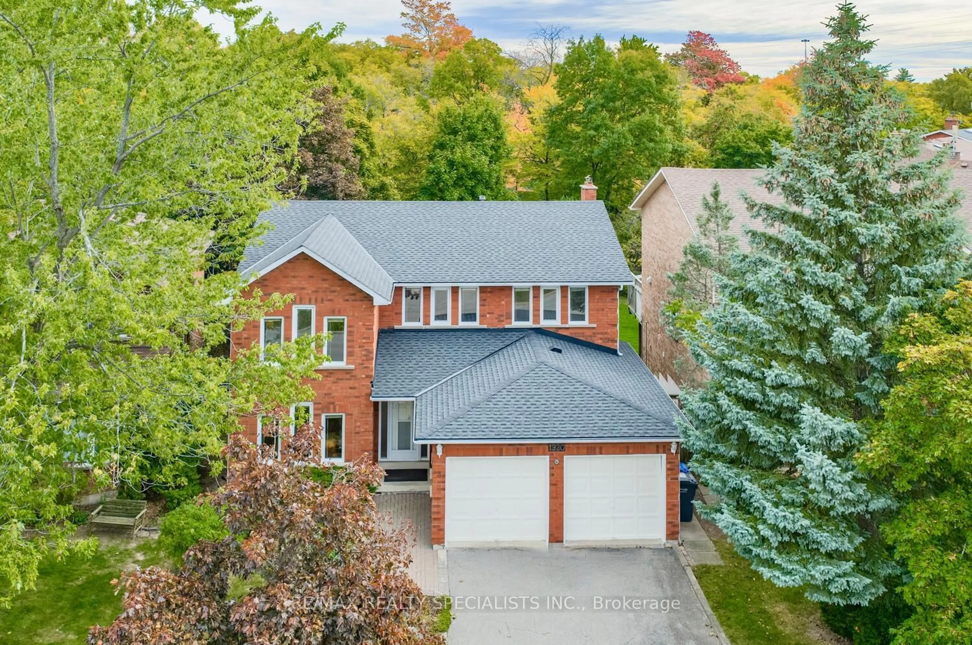 A pic from outside/outdoor area/front of a property/back of a property/a pic from drone, street for 1920 The Chase, Mississauga Ontario L5M 3A2