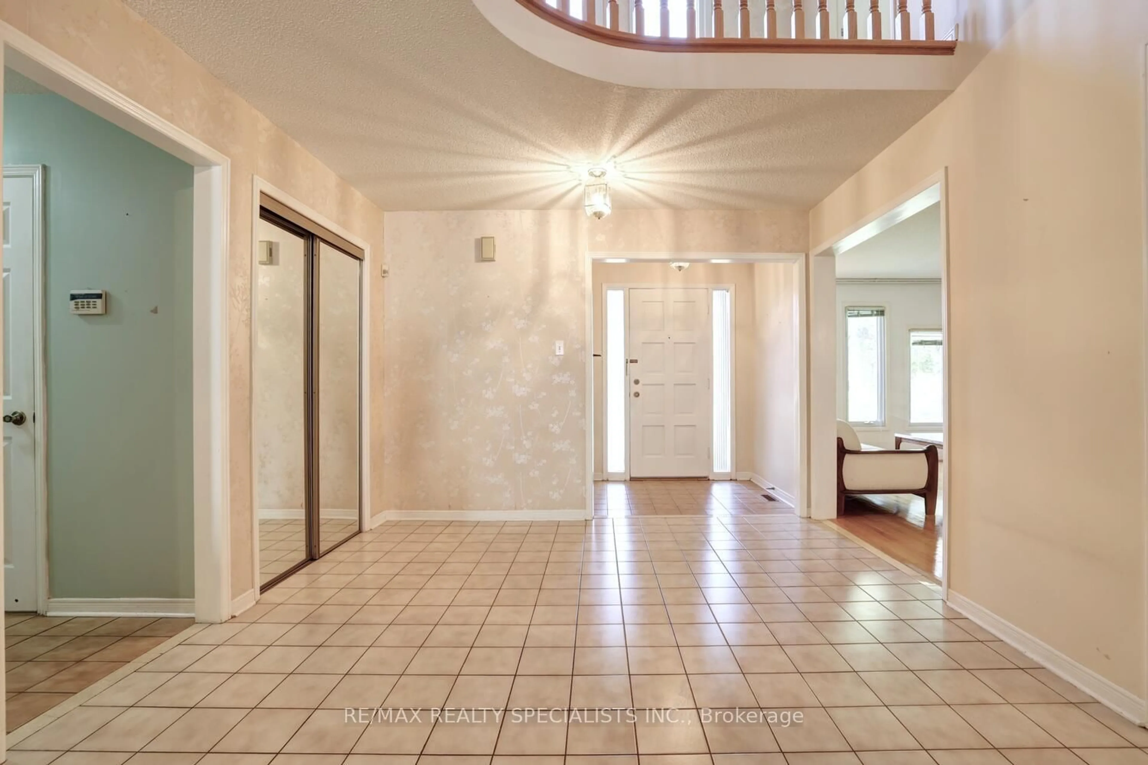 Indoor entryway for 1920 The Chase, Mississauga Ontario L5M 3A2