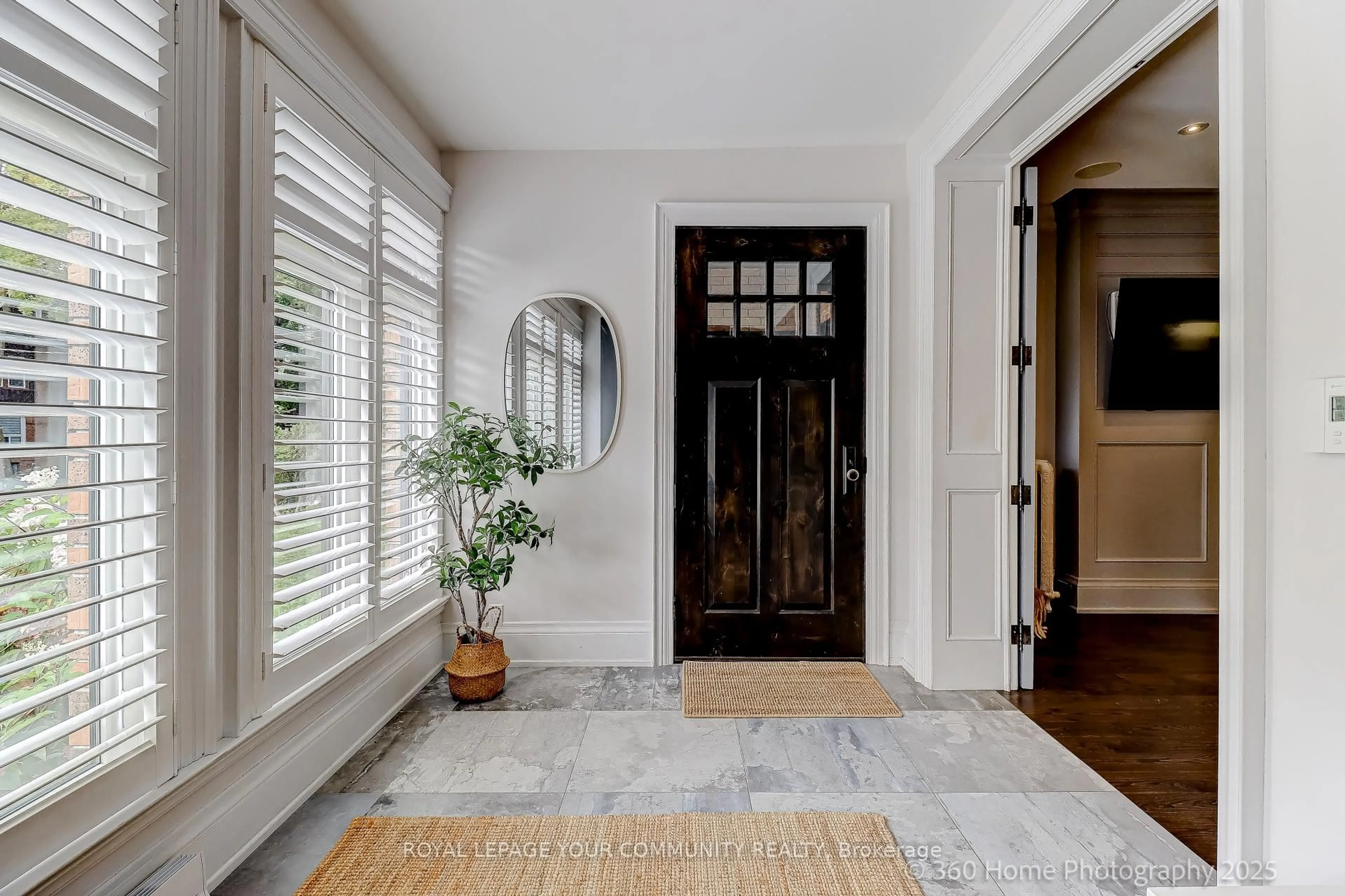 Indoor entryway for 21 Wilson Park Rd, Toronto Ontario M6K 3B6