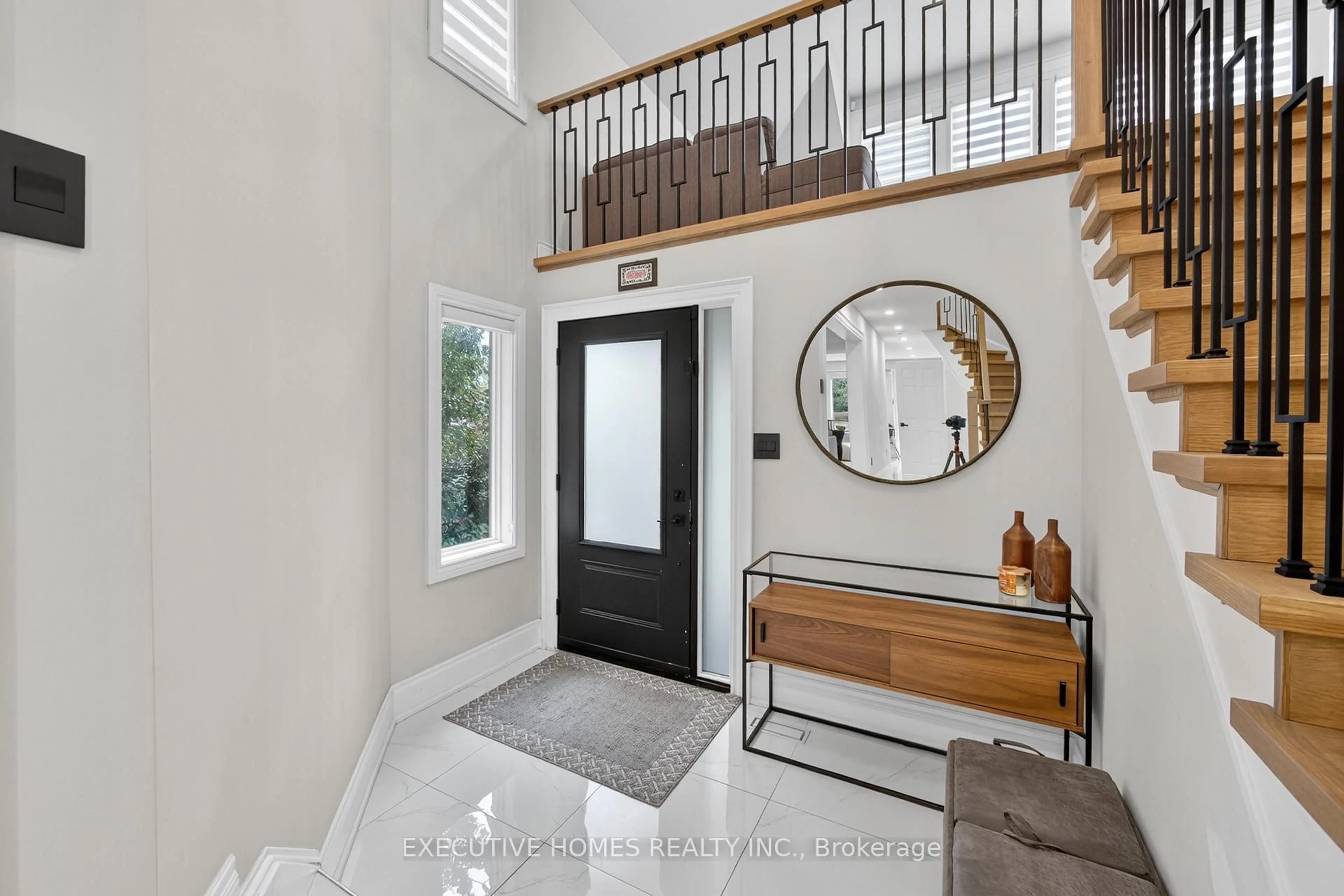 Indoor entryway for 2966 Tradewind Dr, Mississauga Ontario L5N 6L3